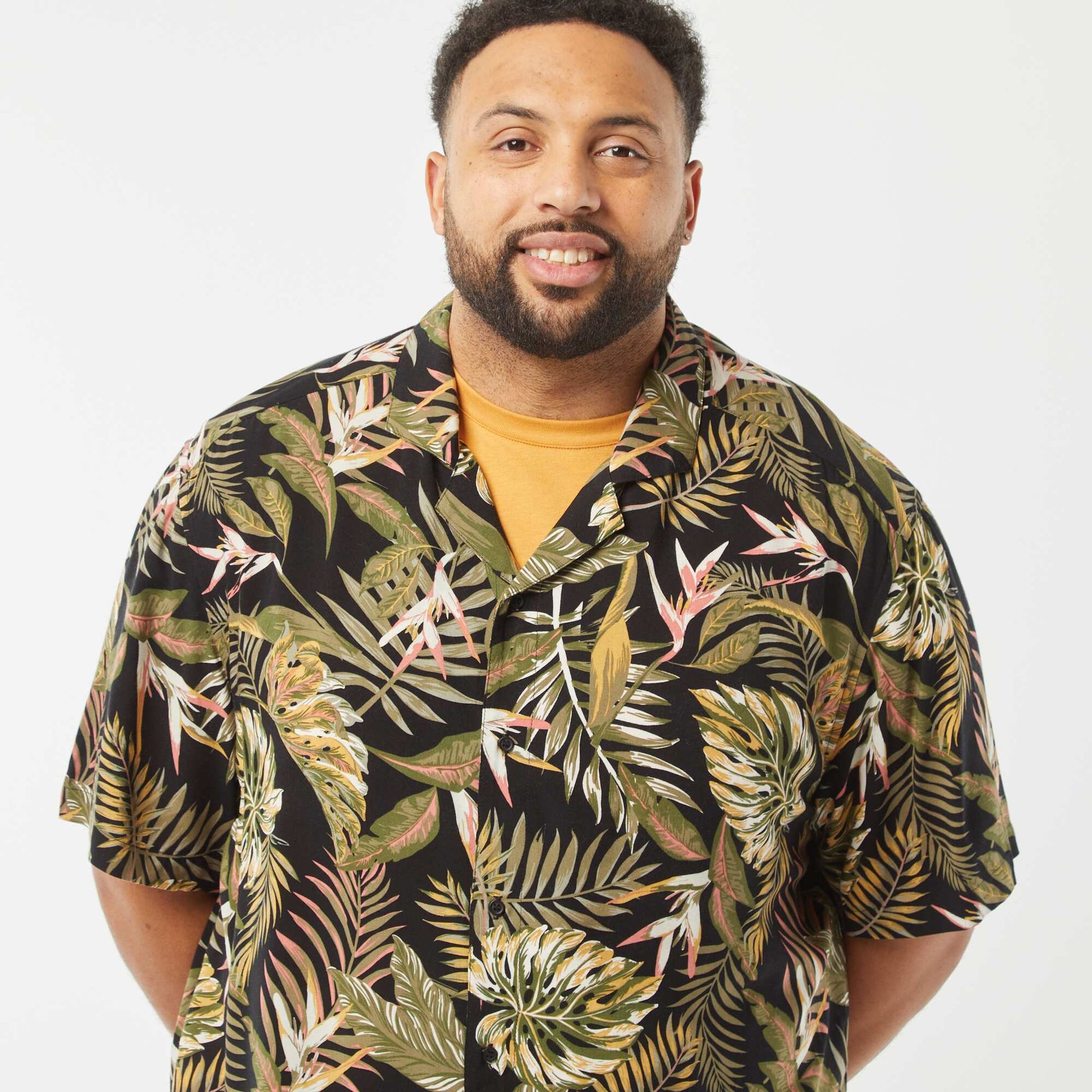chemise manchzes courtes à motif NOIR