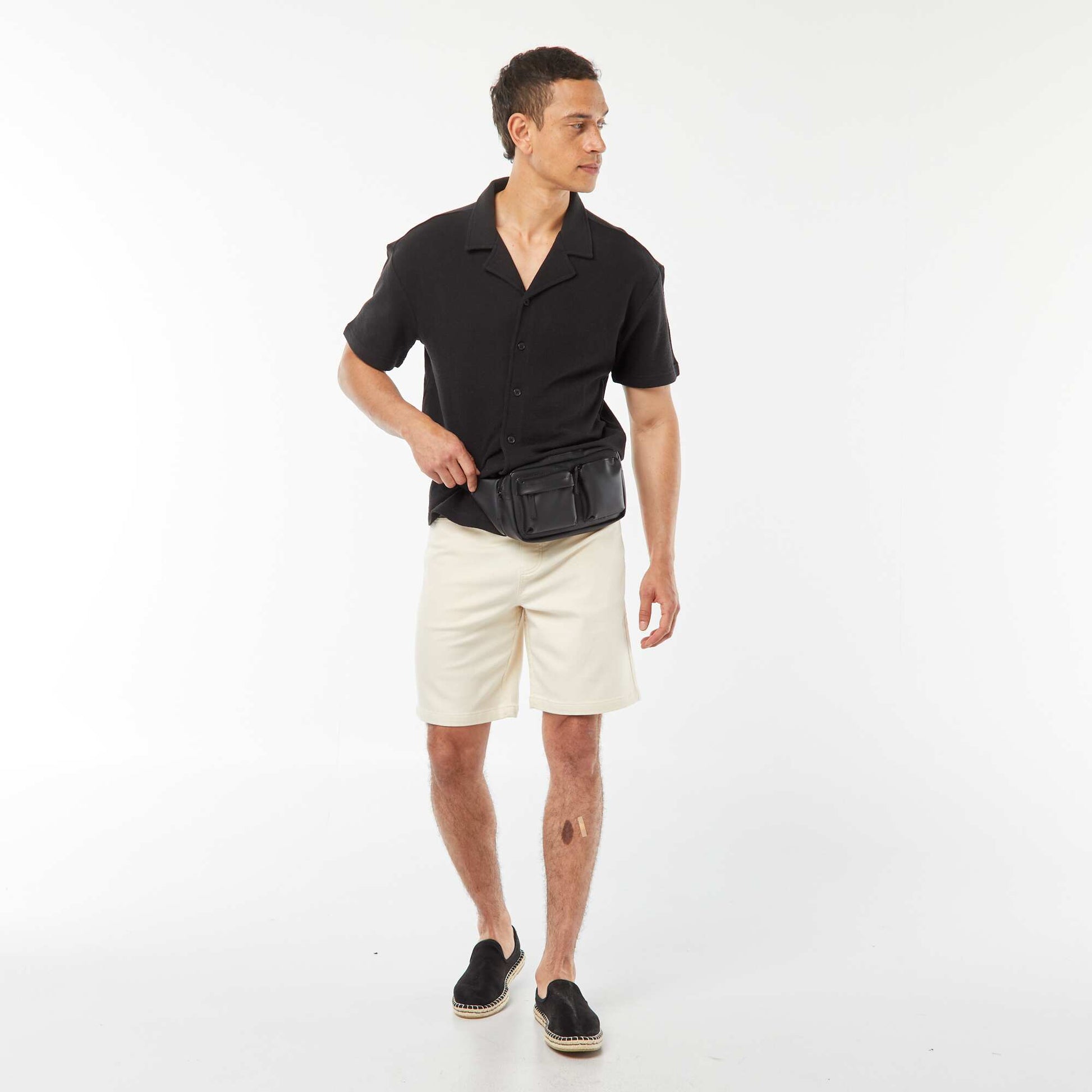 Bermuda uni avec taille élastiquée et cordons de serrage UNDYED
