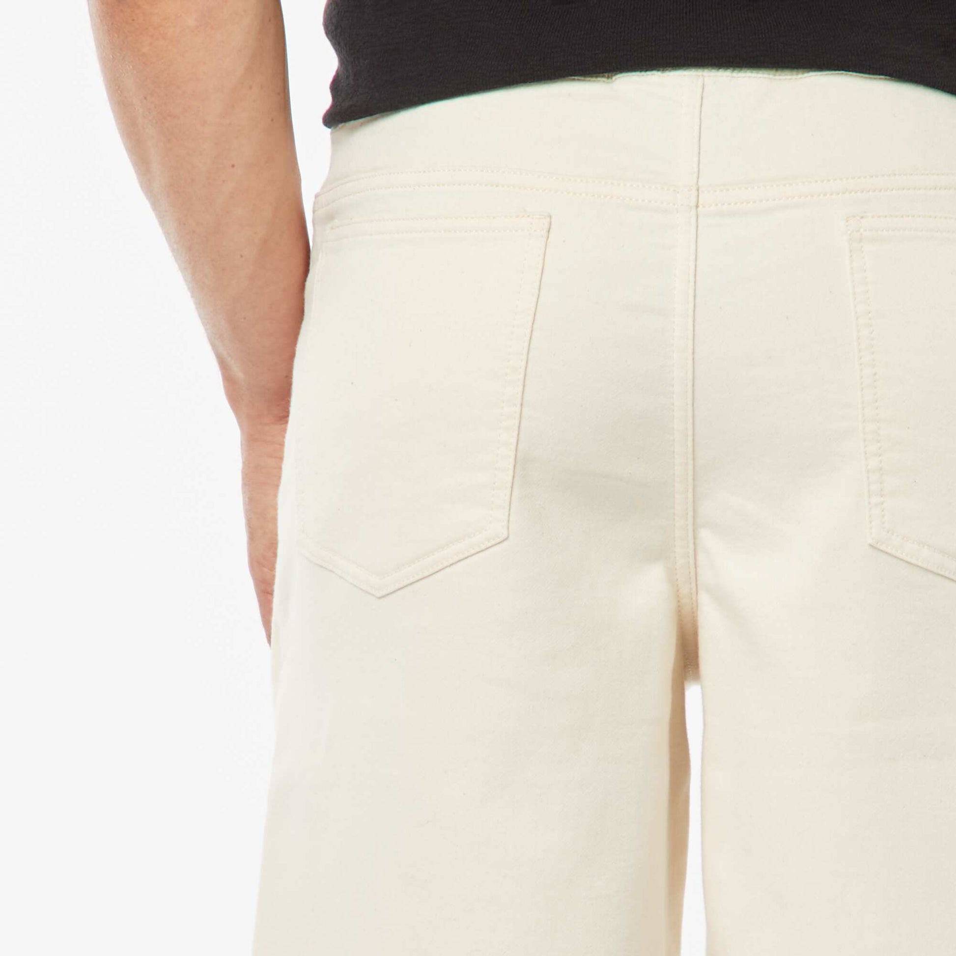 Bermuda uni avec taille élastiquée et cordons de serrage UNDYED