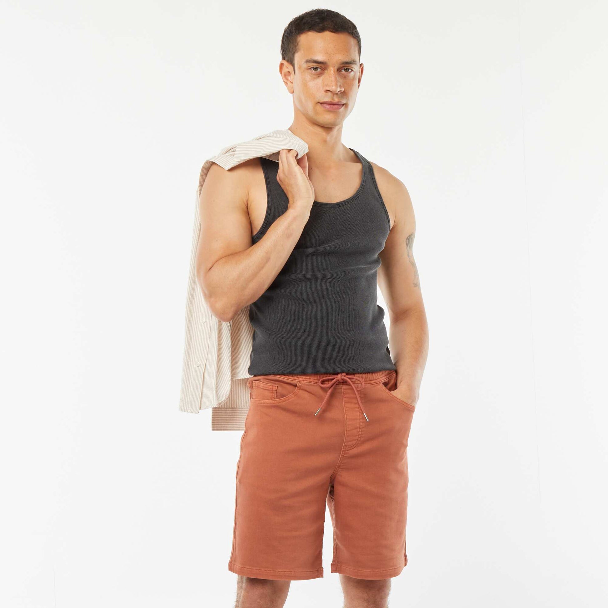 Bermuda uni avec taille élastiquée et cordons de serrage MARRON
