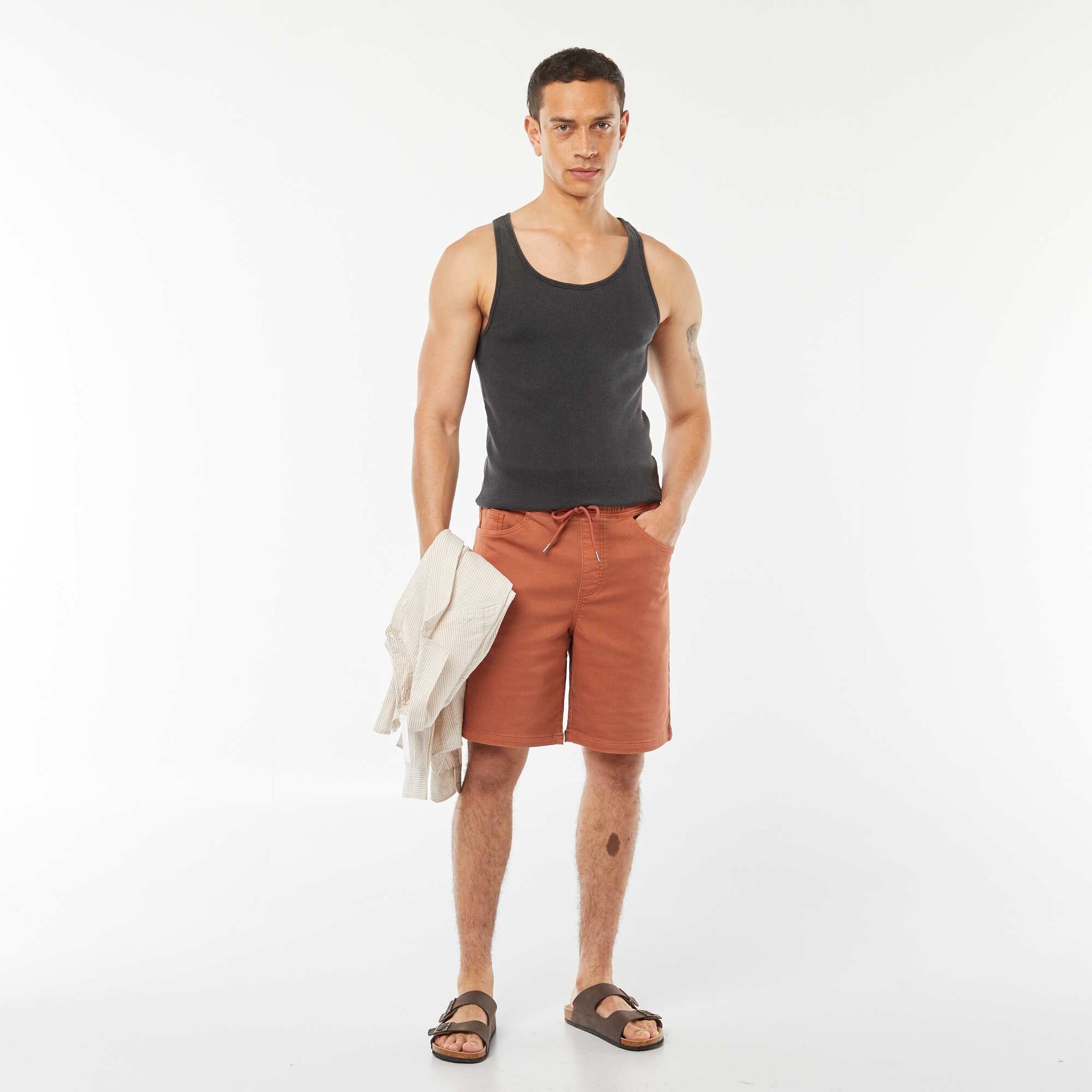 Bermuda uni avec taille élastiquée et cordons de serrage MARRON