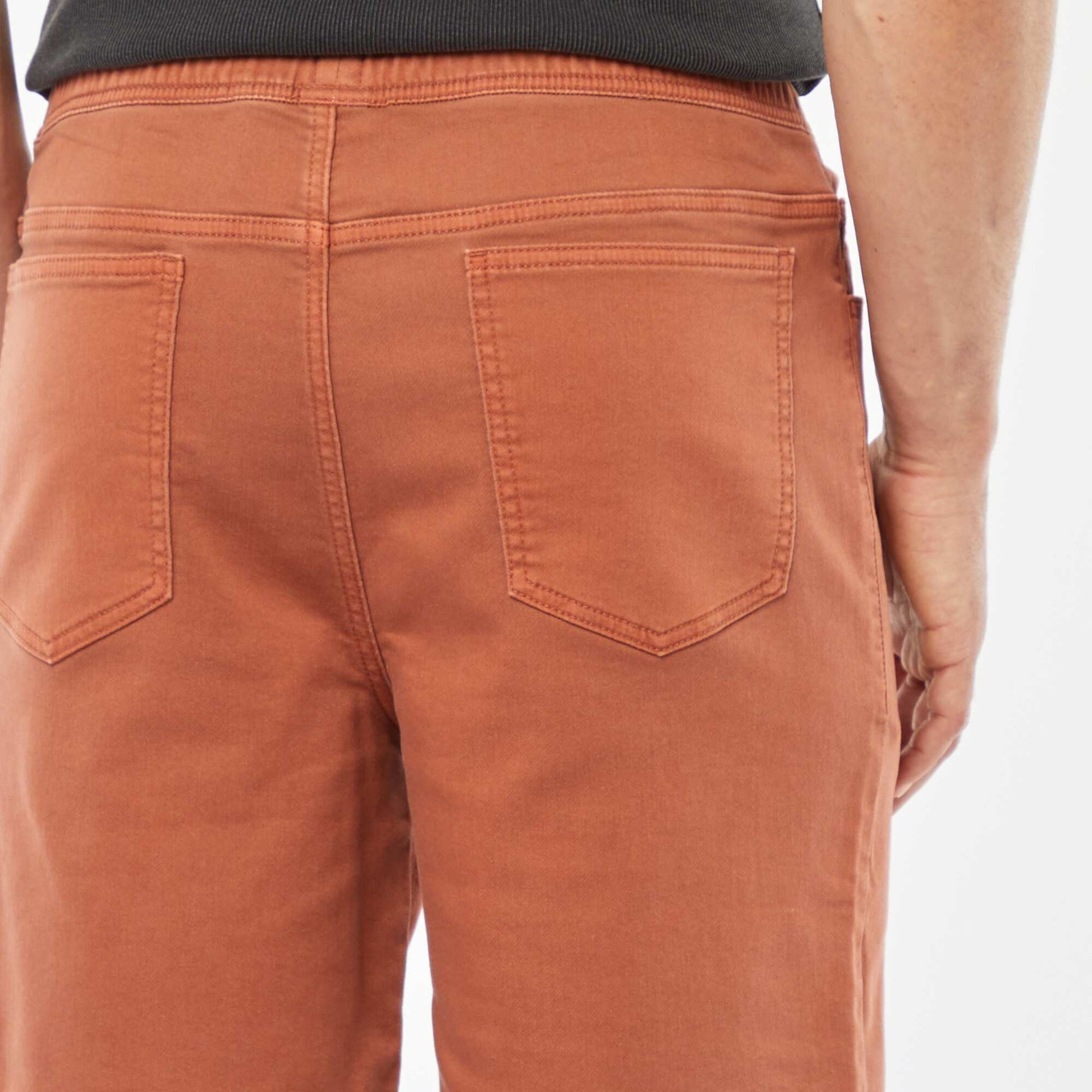 Bermuda uni avec taille élastiquée et cordons de serrage MARRON