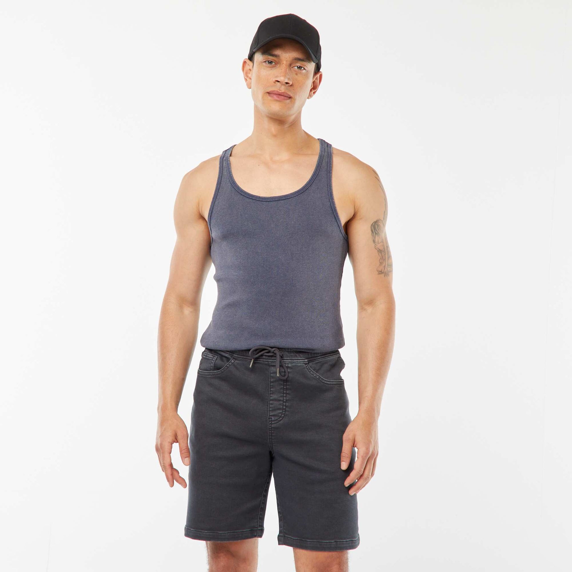 Bermuda uni avec taille élastiquée et cordons de serrage NOIR