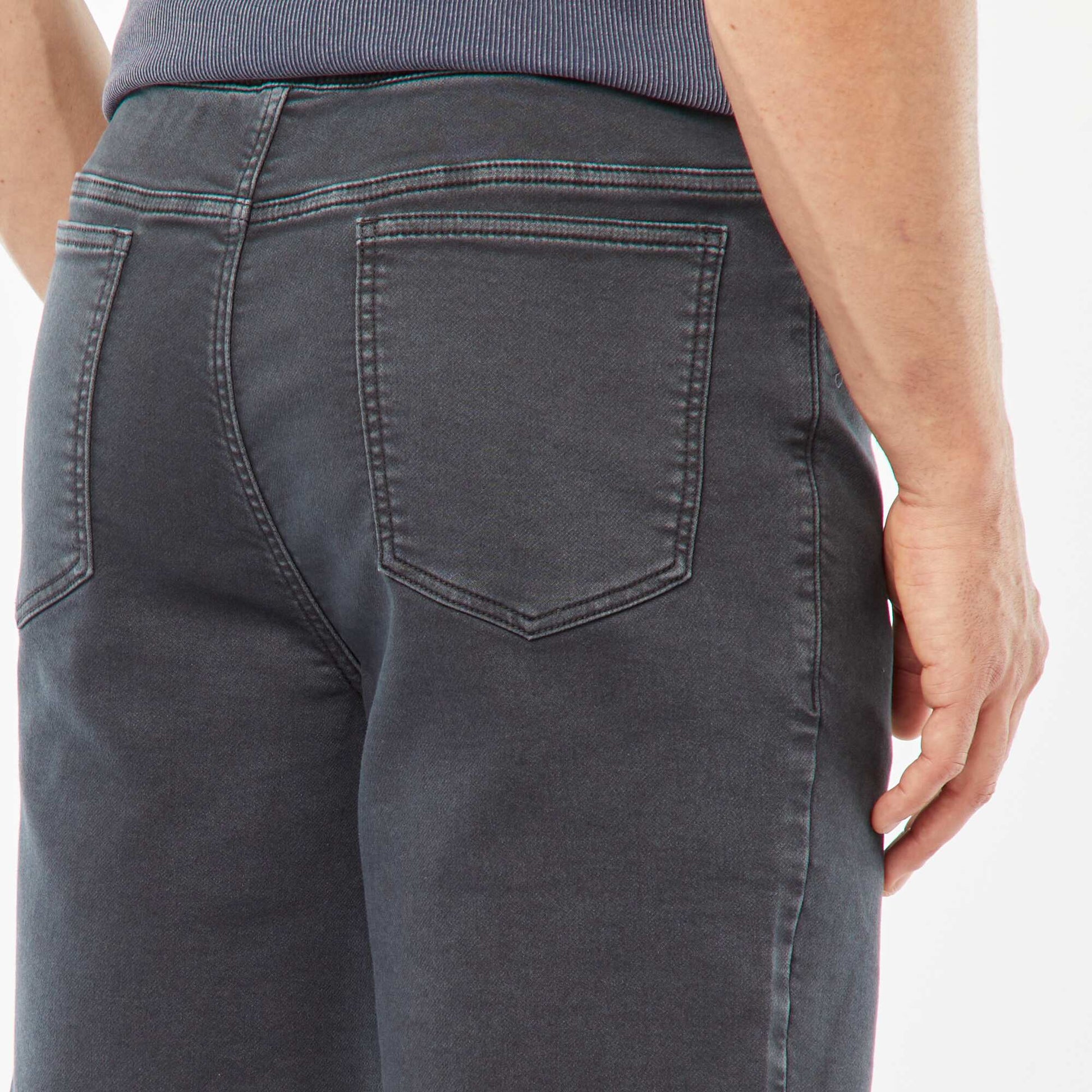 Bermuda uni avec taille élastiquée et cordons de serrage NOIR