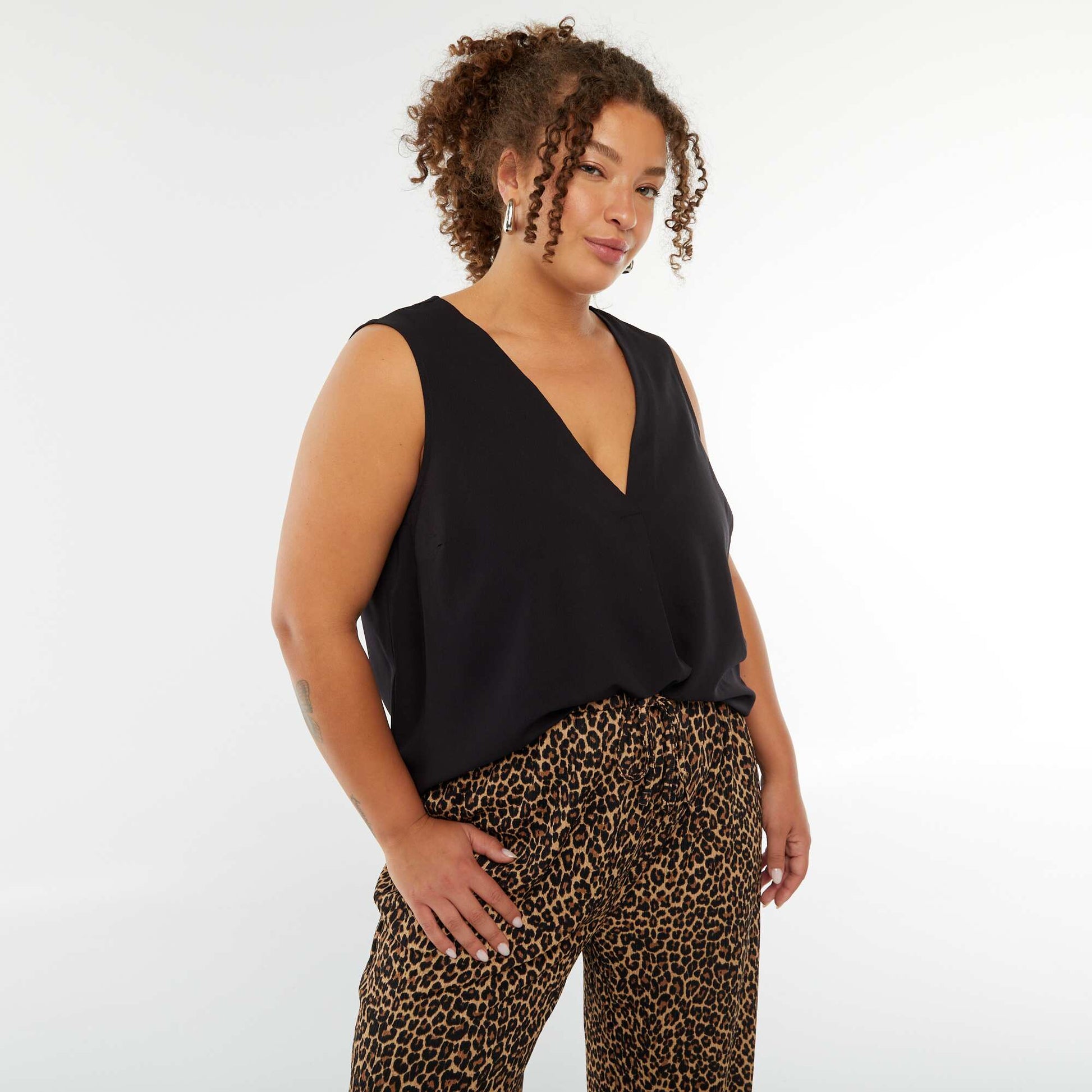 Blouse uni avec couture fantaisie au col NOIR