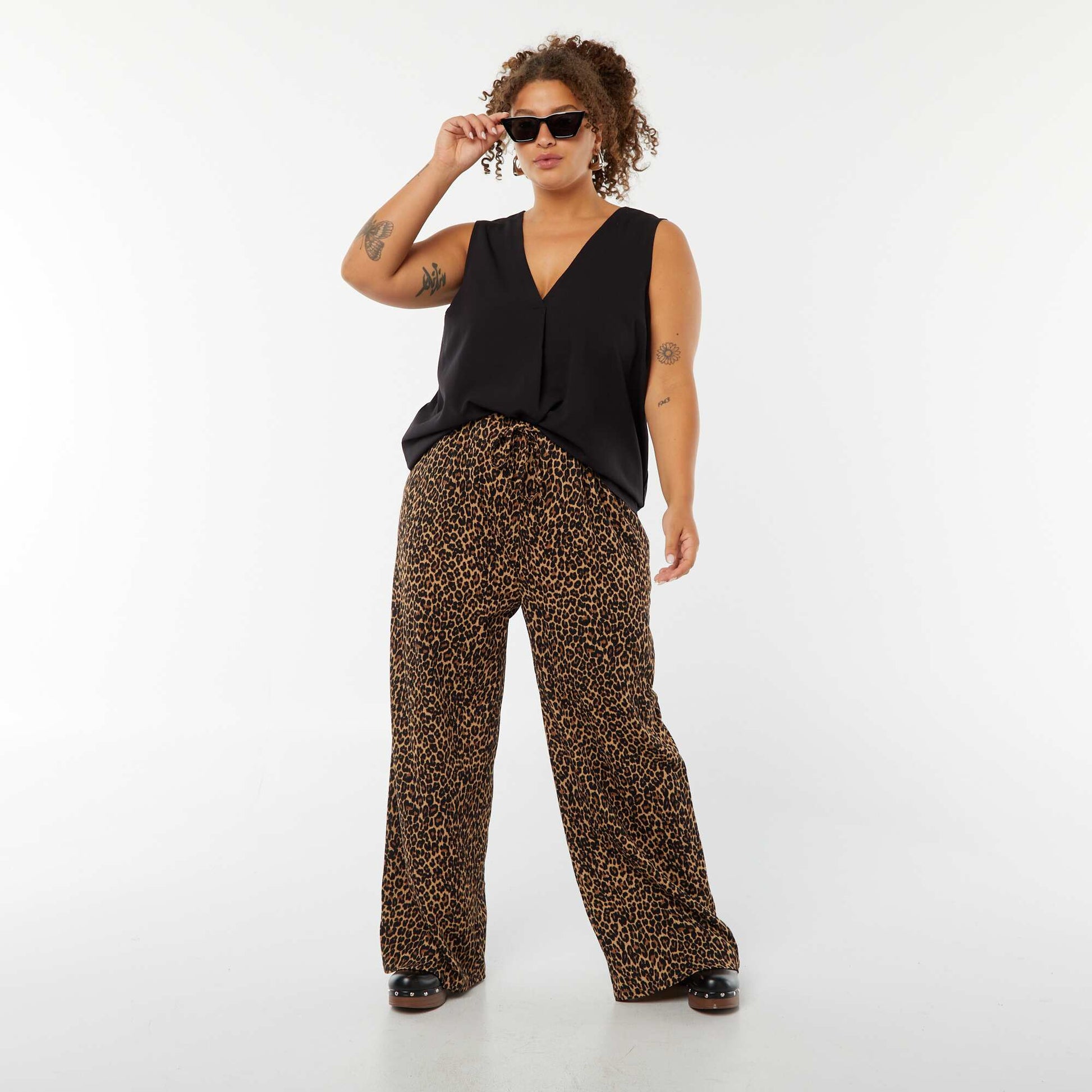 Blouse uni avec couture fantaisie au col NOIR