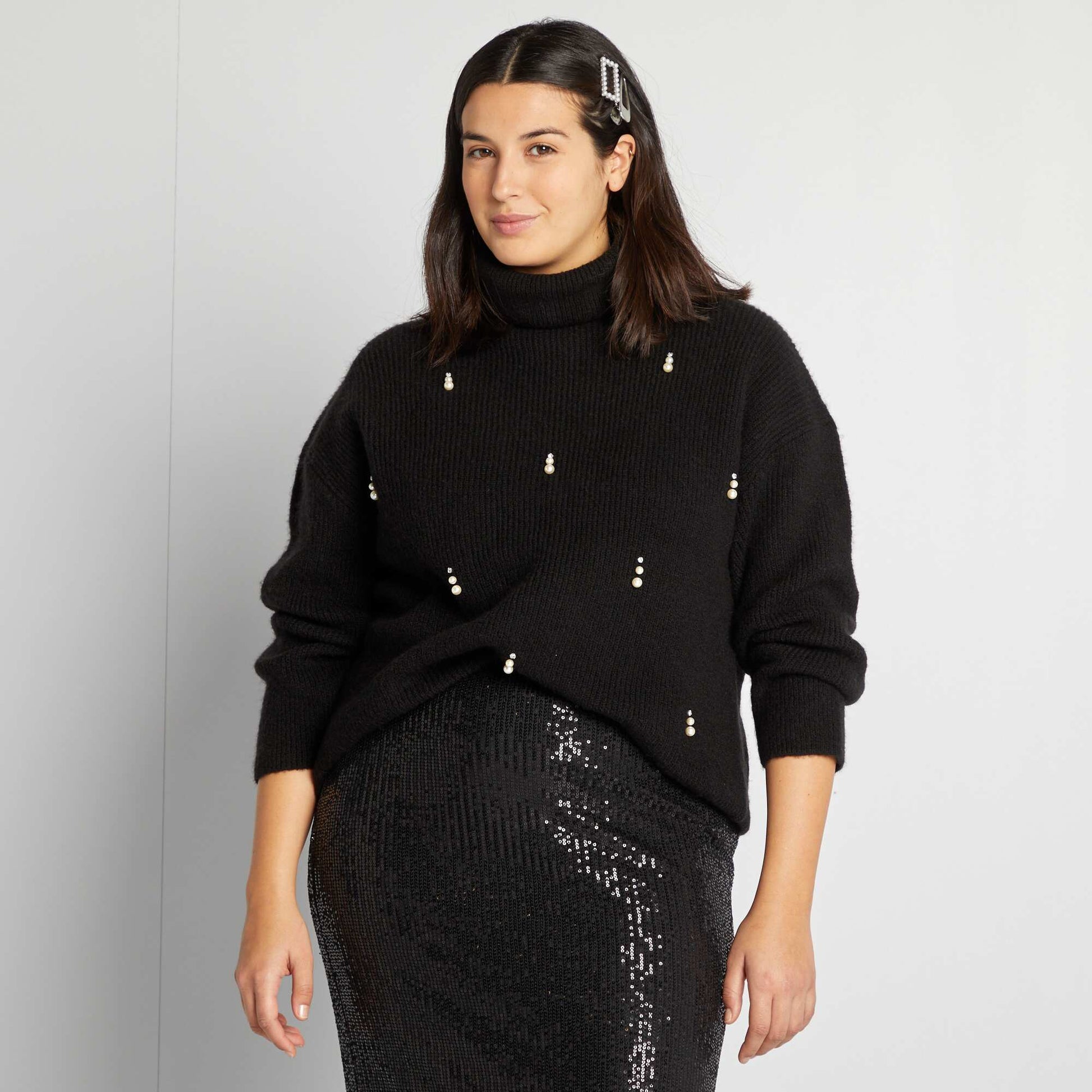 Pull col roulé en maille tricot avec perles fantaisies noir