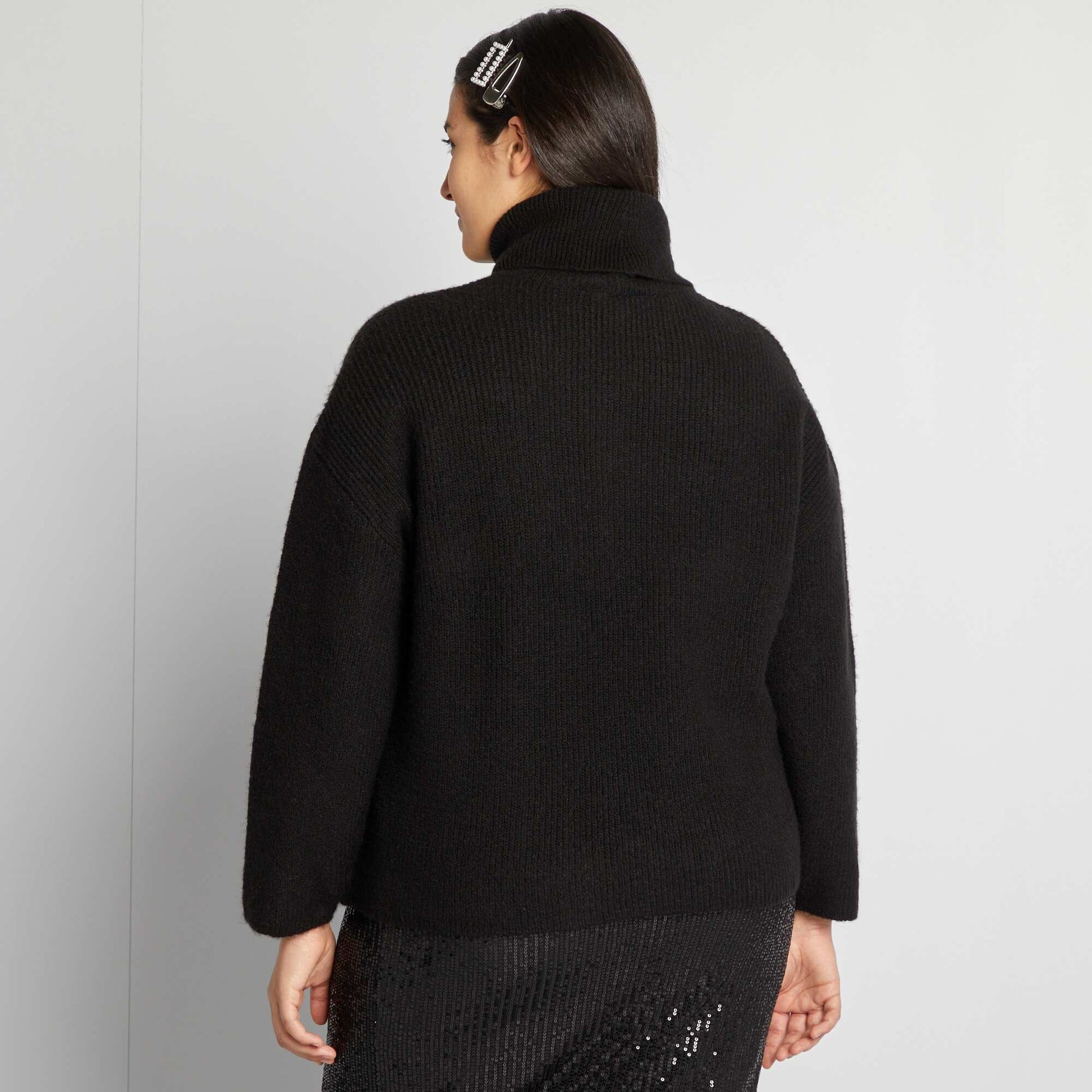 Pull col roulé en maille tricot avec perles fantaisies noir