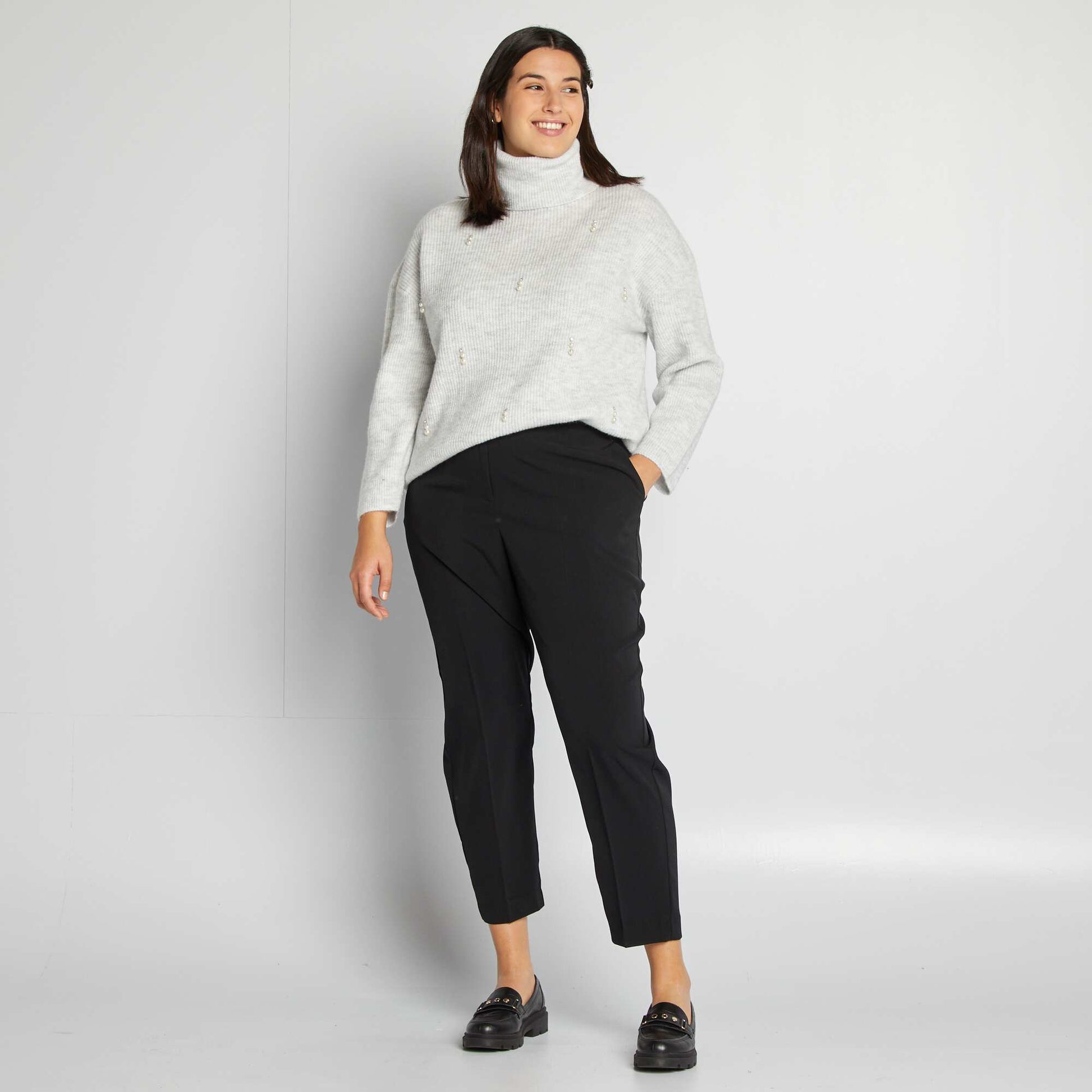 Pull col roulé en maille tricot avec perles fantaisies Gris