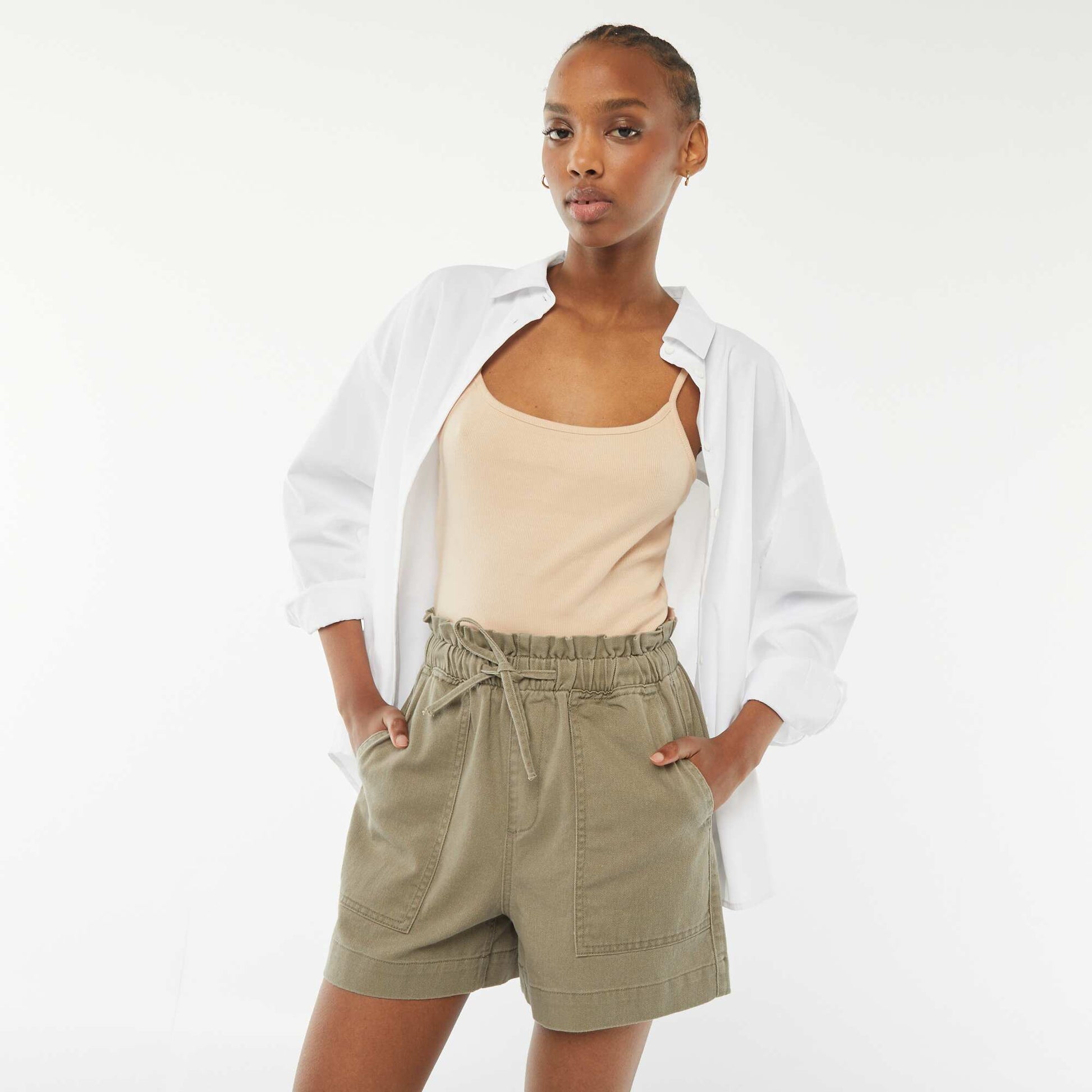 Short court en denim avec grandes poches plaquées KAKI