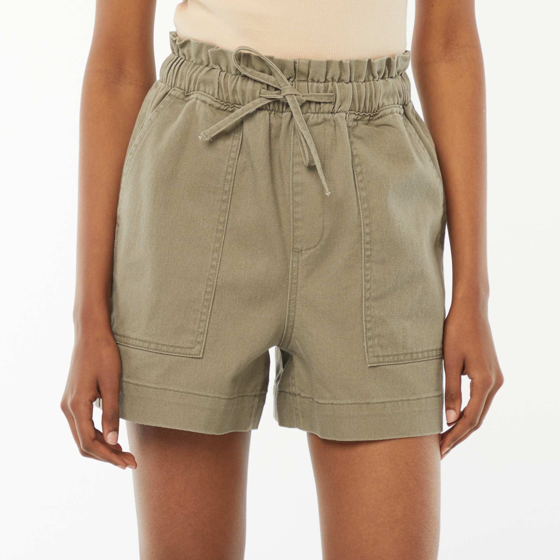 Short court en denim avec grandes poches plaquées KAKI