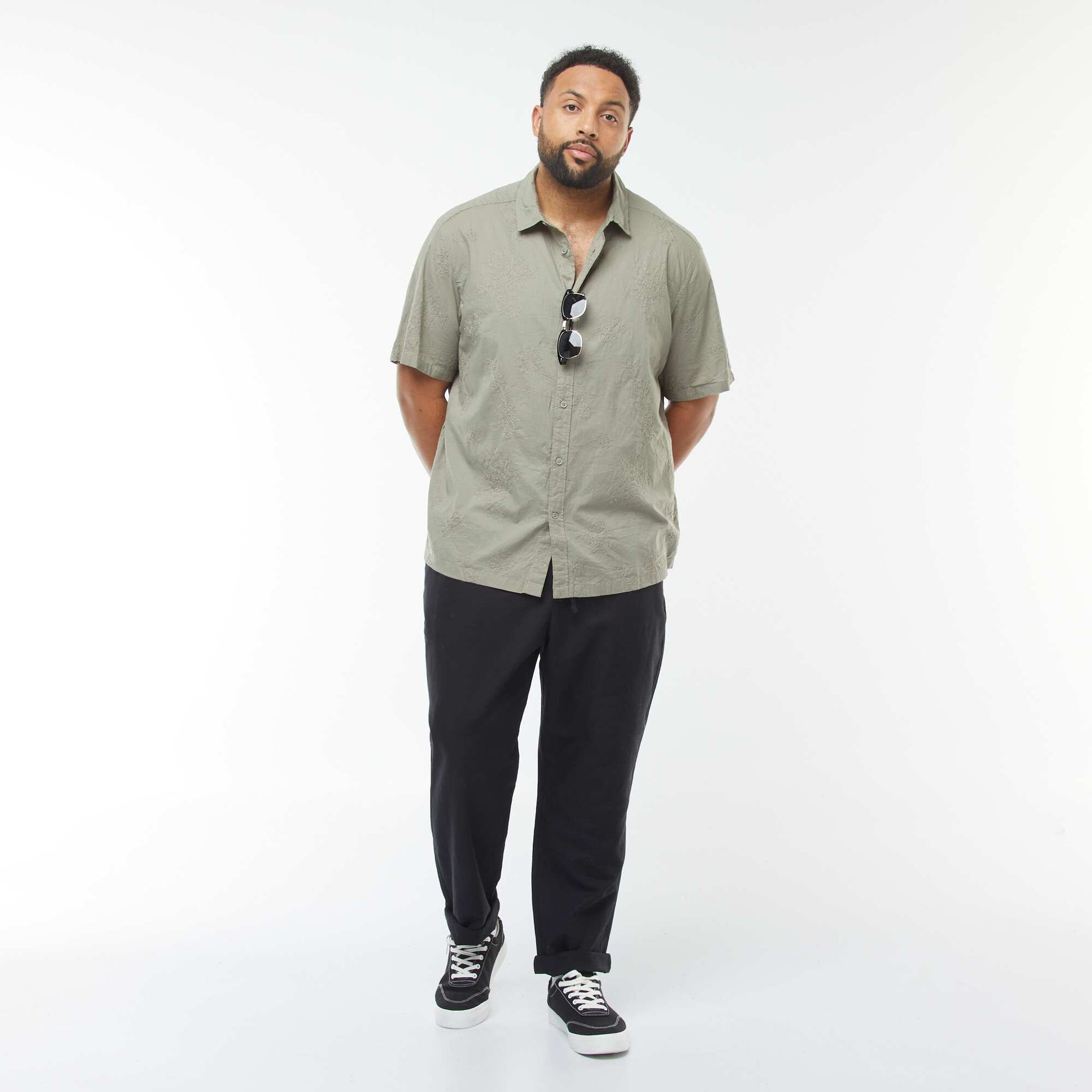 Chemise manches courtes avec broderies fleurs all over KAKI