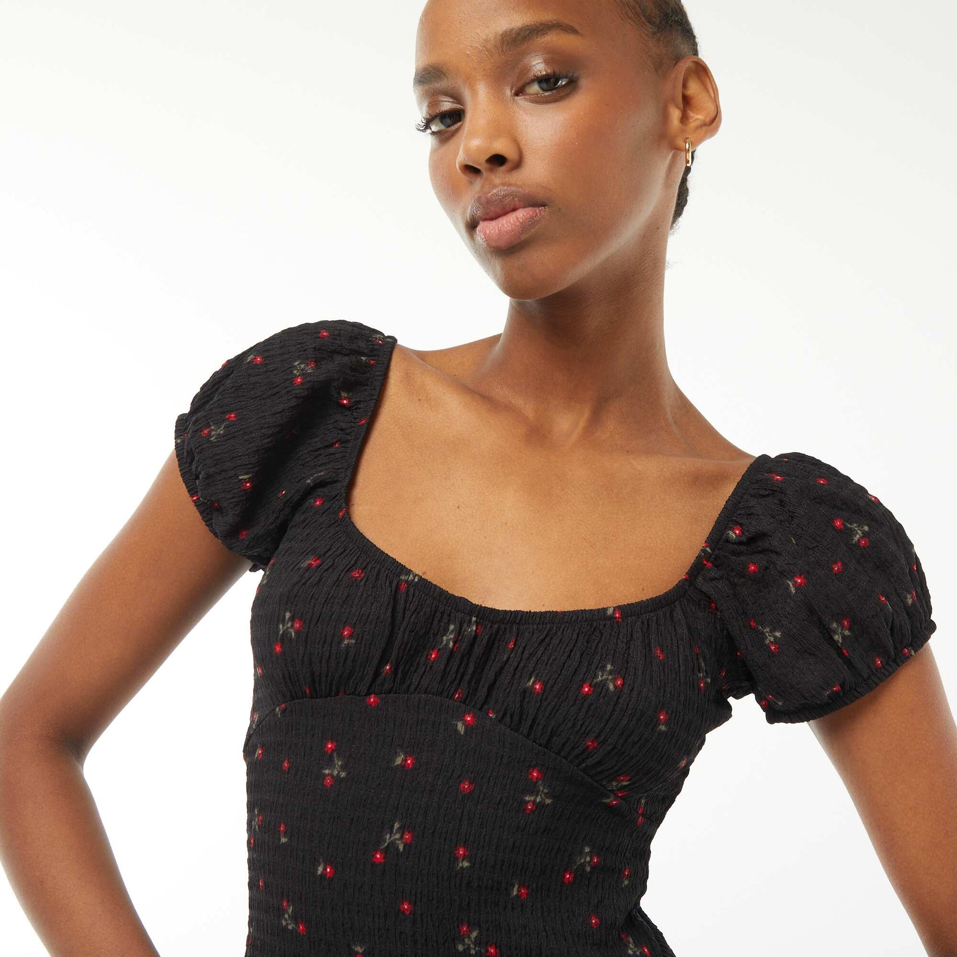 Robe courte en matière gaufrée à manches courtes NOIR FLEURI