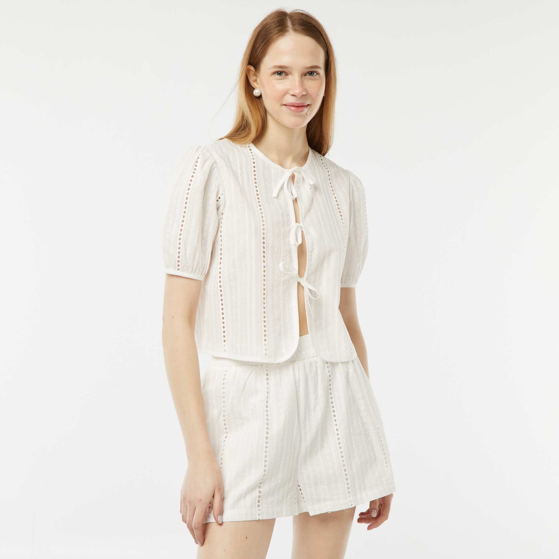 Short court avec broderies et maille ajourée BLANC