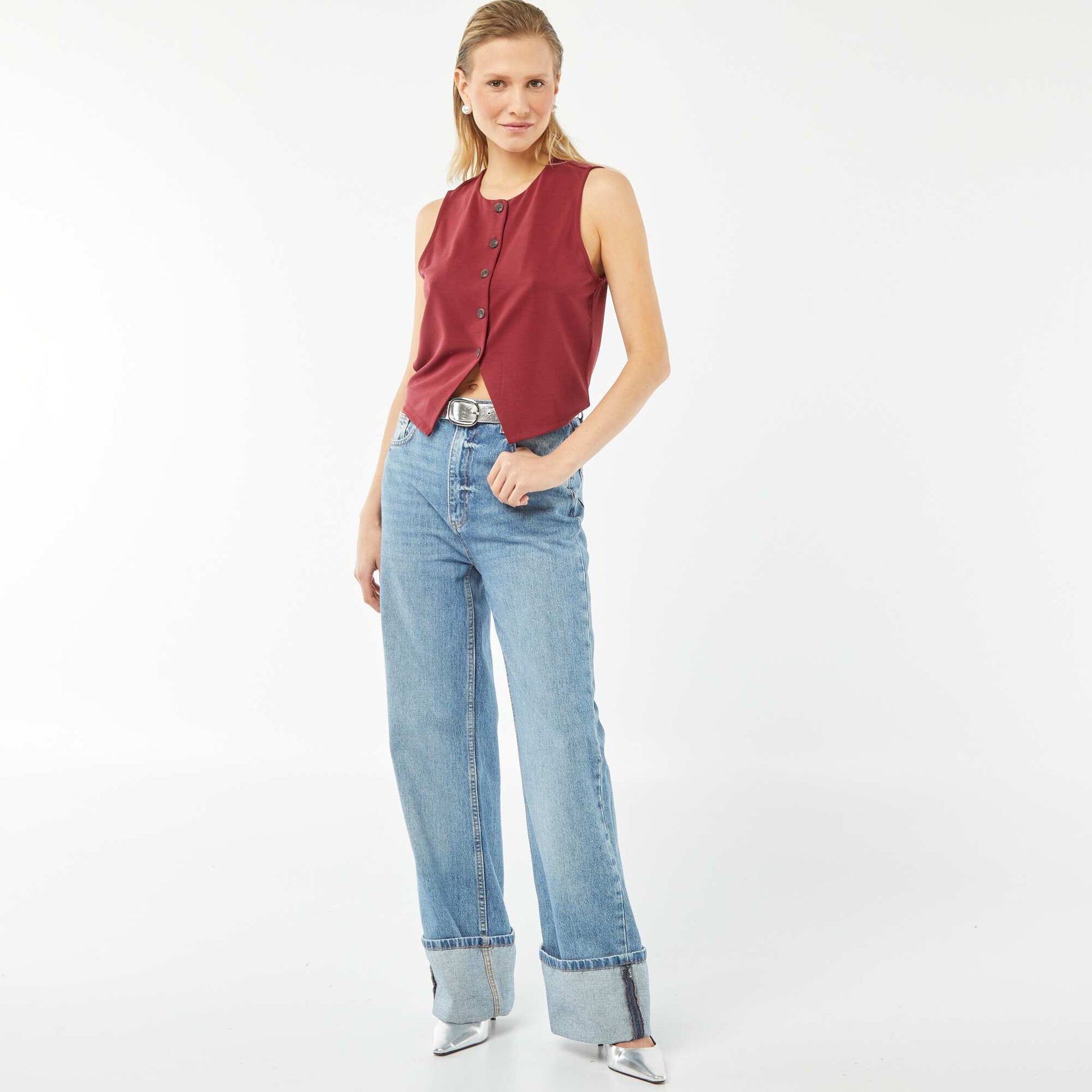 Veste légère sans manches avec ouverture boutonnée ROUGE