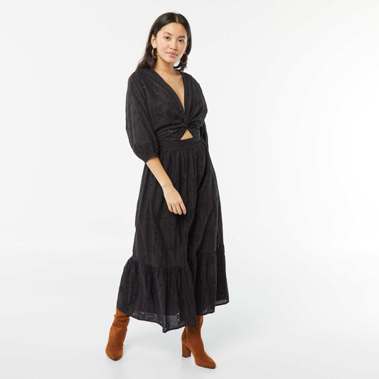 Robe longue avec broderie anglaise et volant à la base NOIR