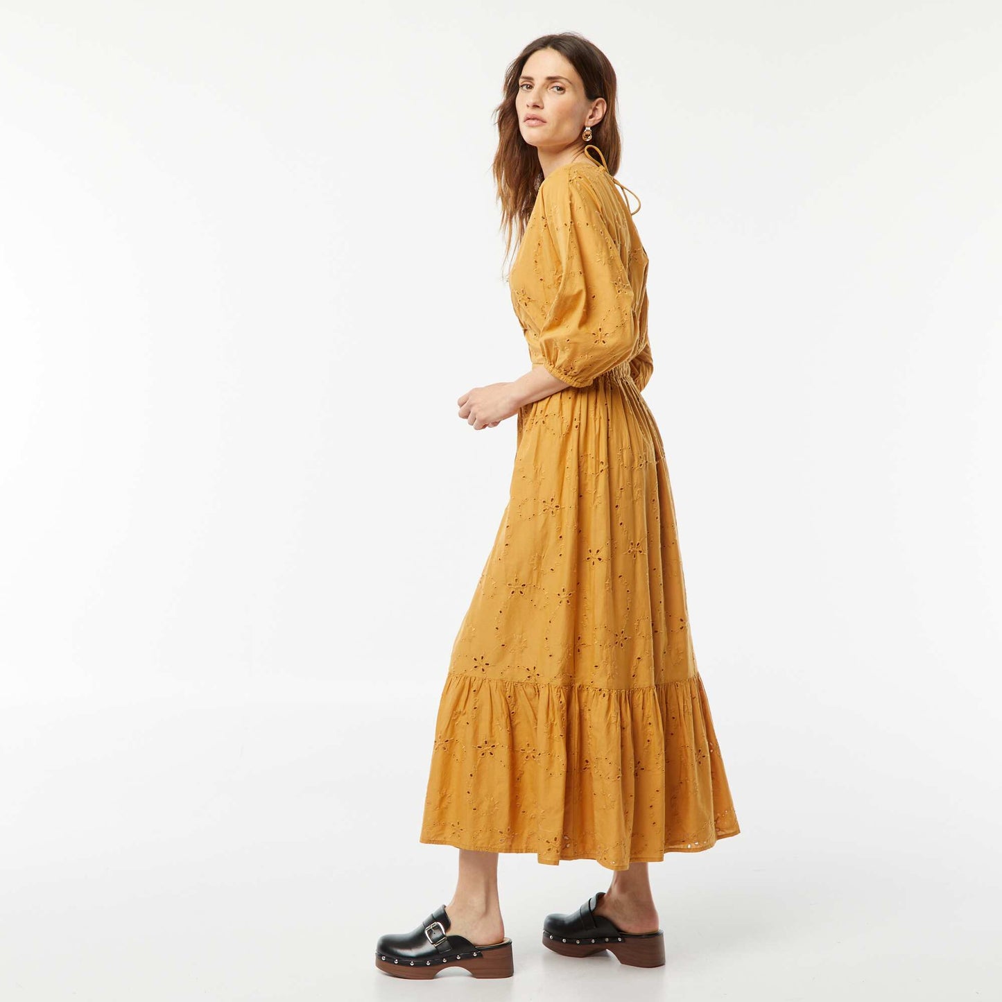 Robe longue avec broderie anglaise et volant à la base BEIGE
