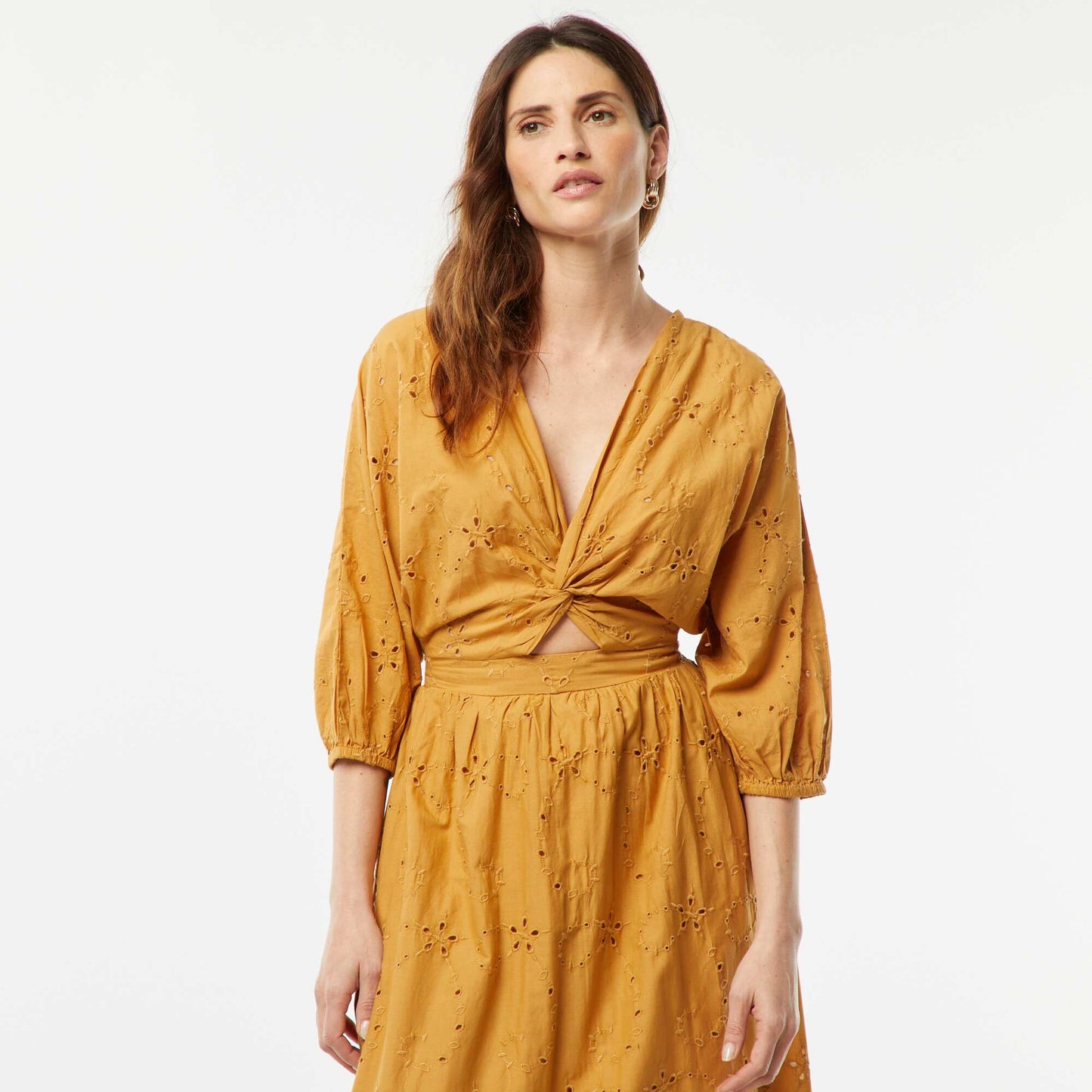 Robe longue avec broderie anglaise et volant à la base BEIGE