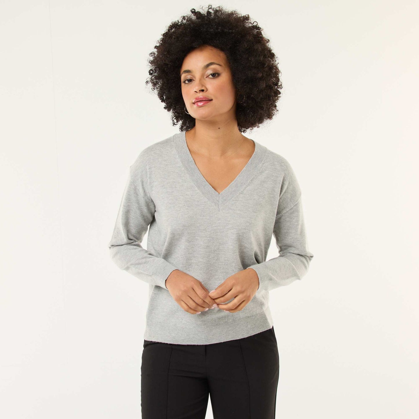 Pull en maille fine col V GRIS
