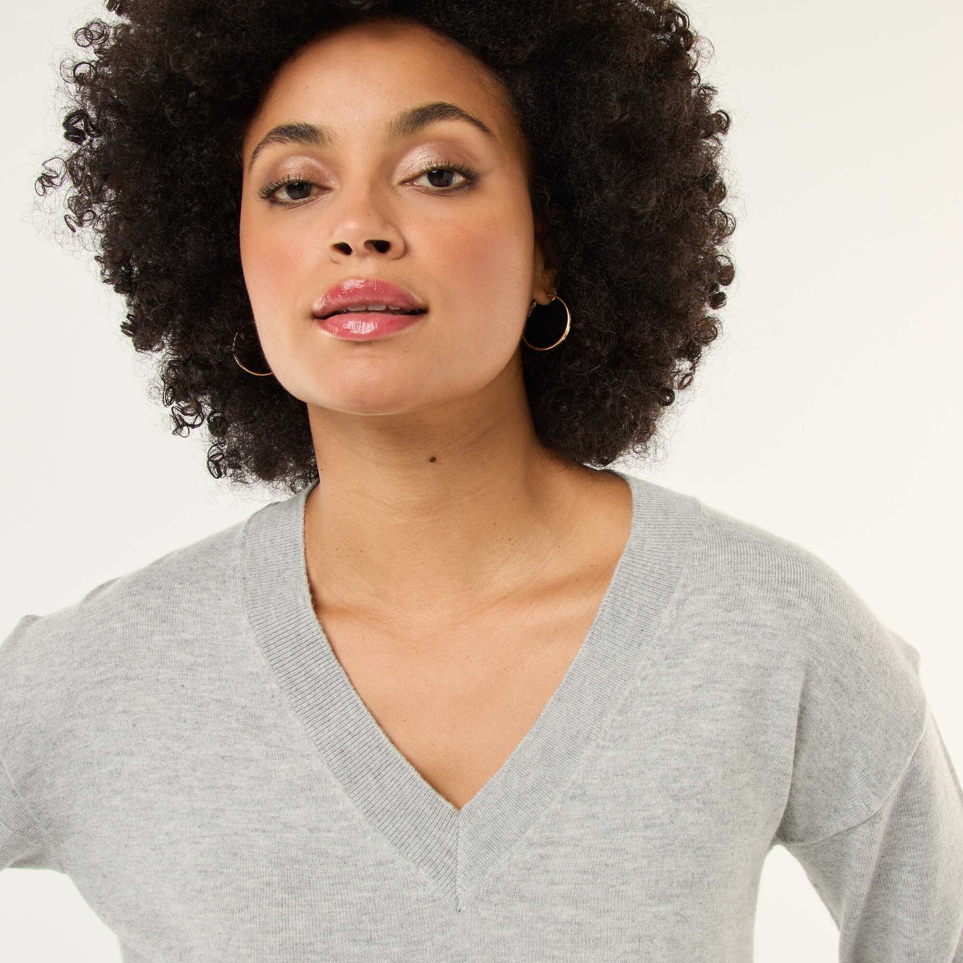 Pull en maille fine col V GRIS