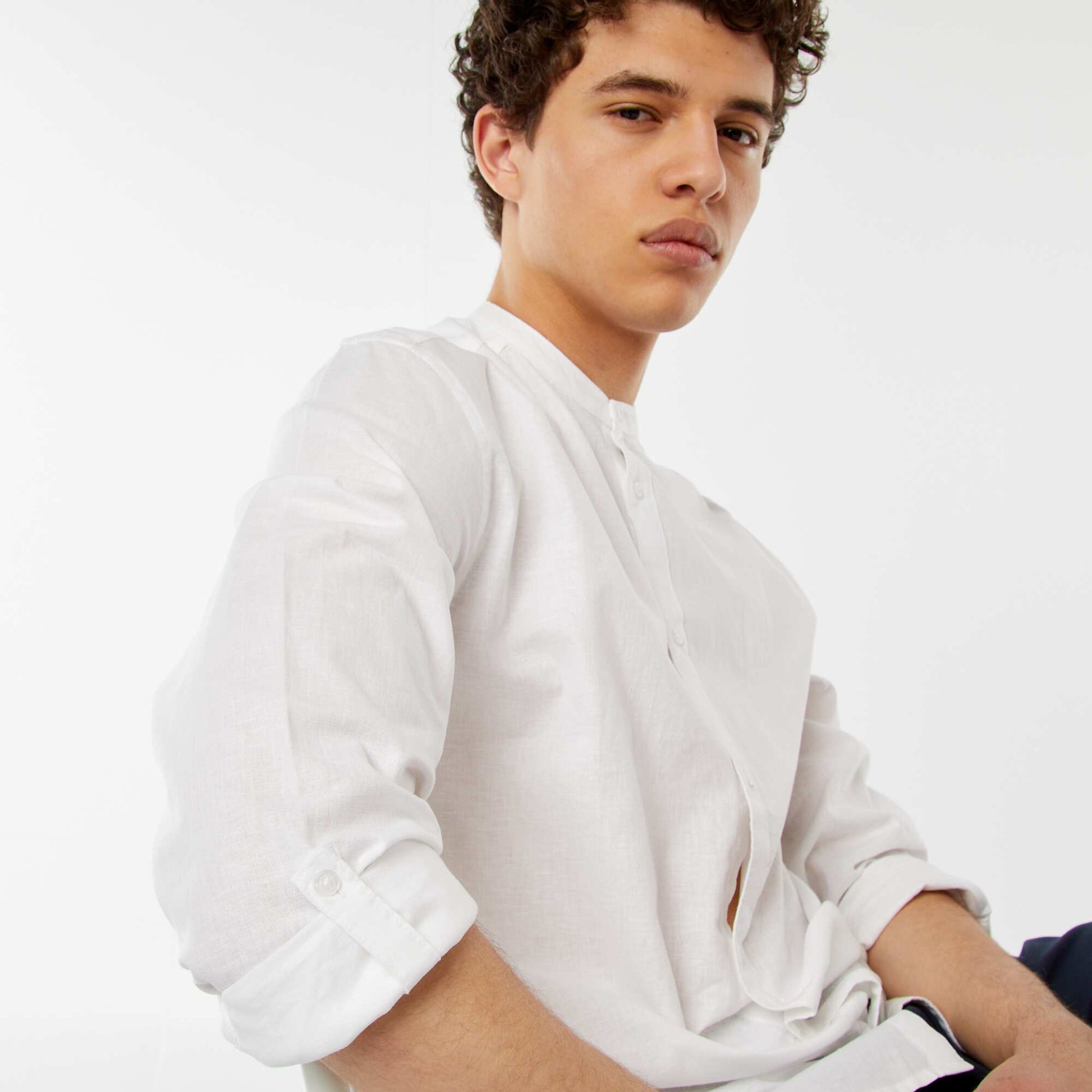 Chemise unie avec col mao et manches retroussables BLANC