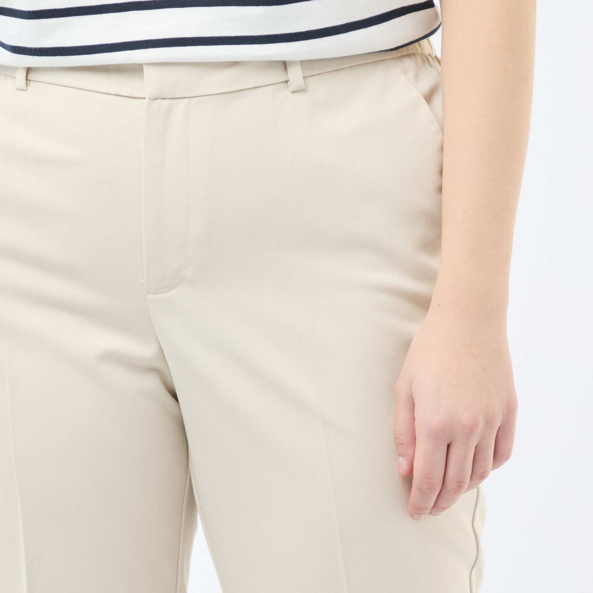 Pantalon cigarette avec ouverture par crochet et zippée BEIGE