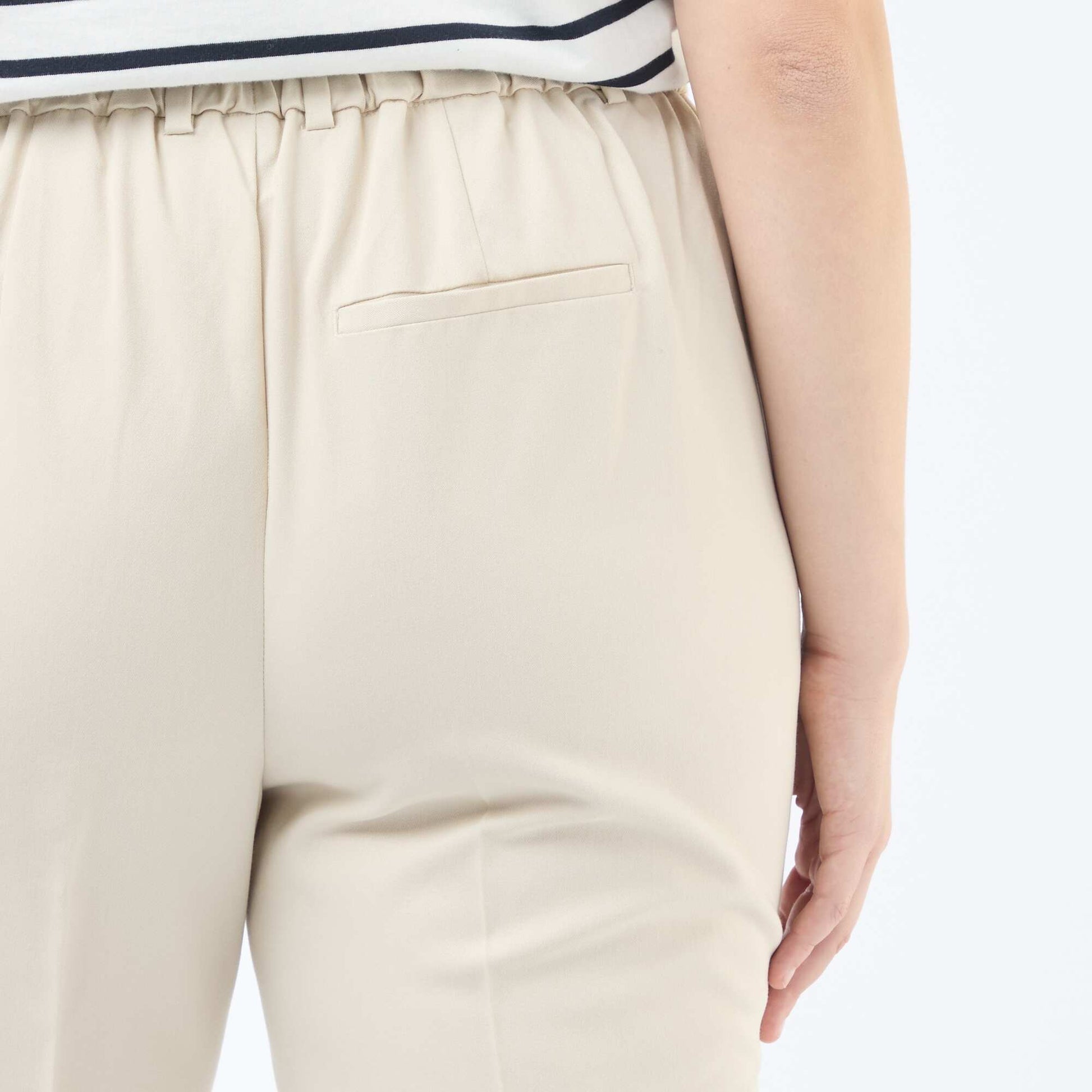 Pantalon cigarette avec ouverture par crochet et zippée BEIGE