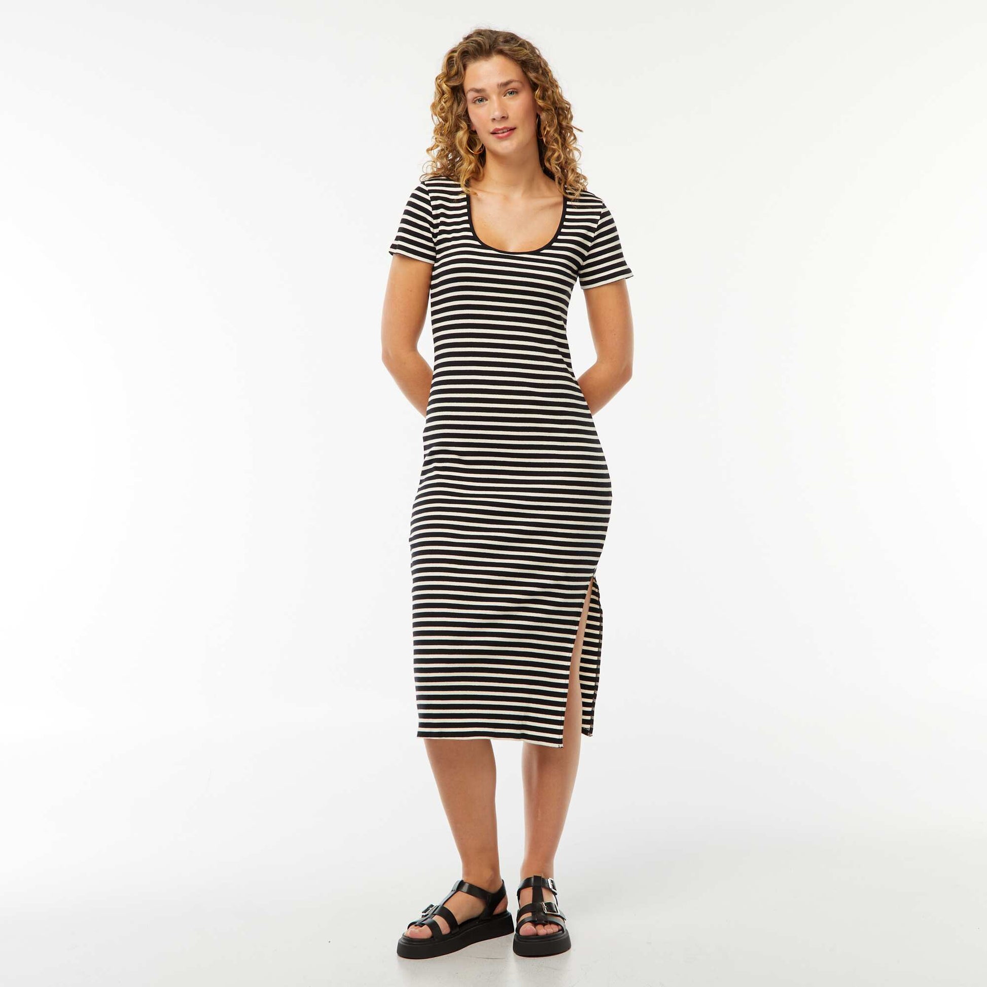 Robe midi à manches courtes avec fente NOIR
