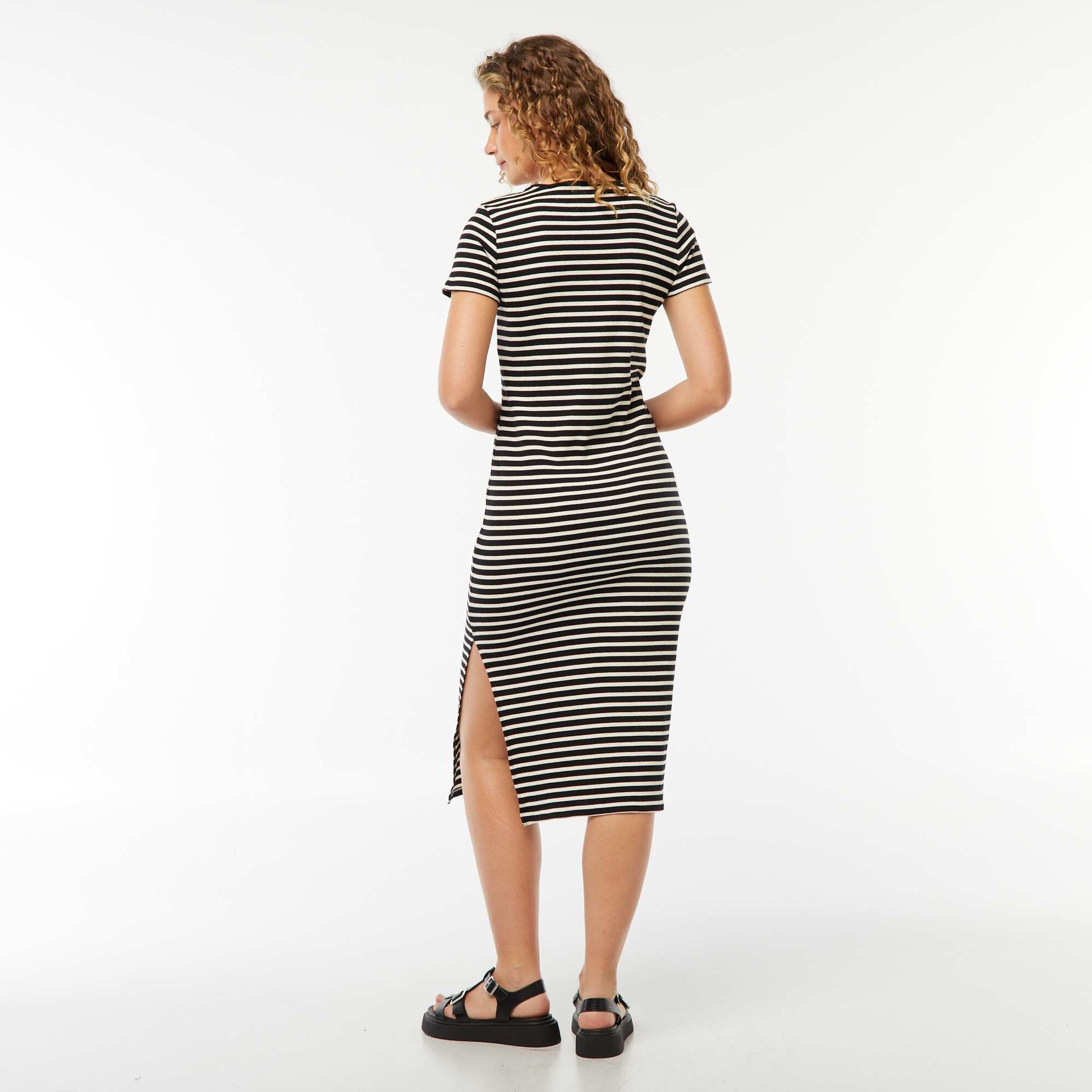 Robe midi à manches courtes avec fente NOIR