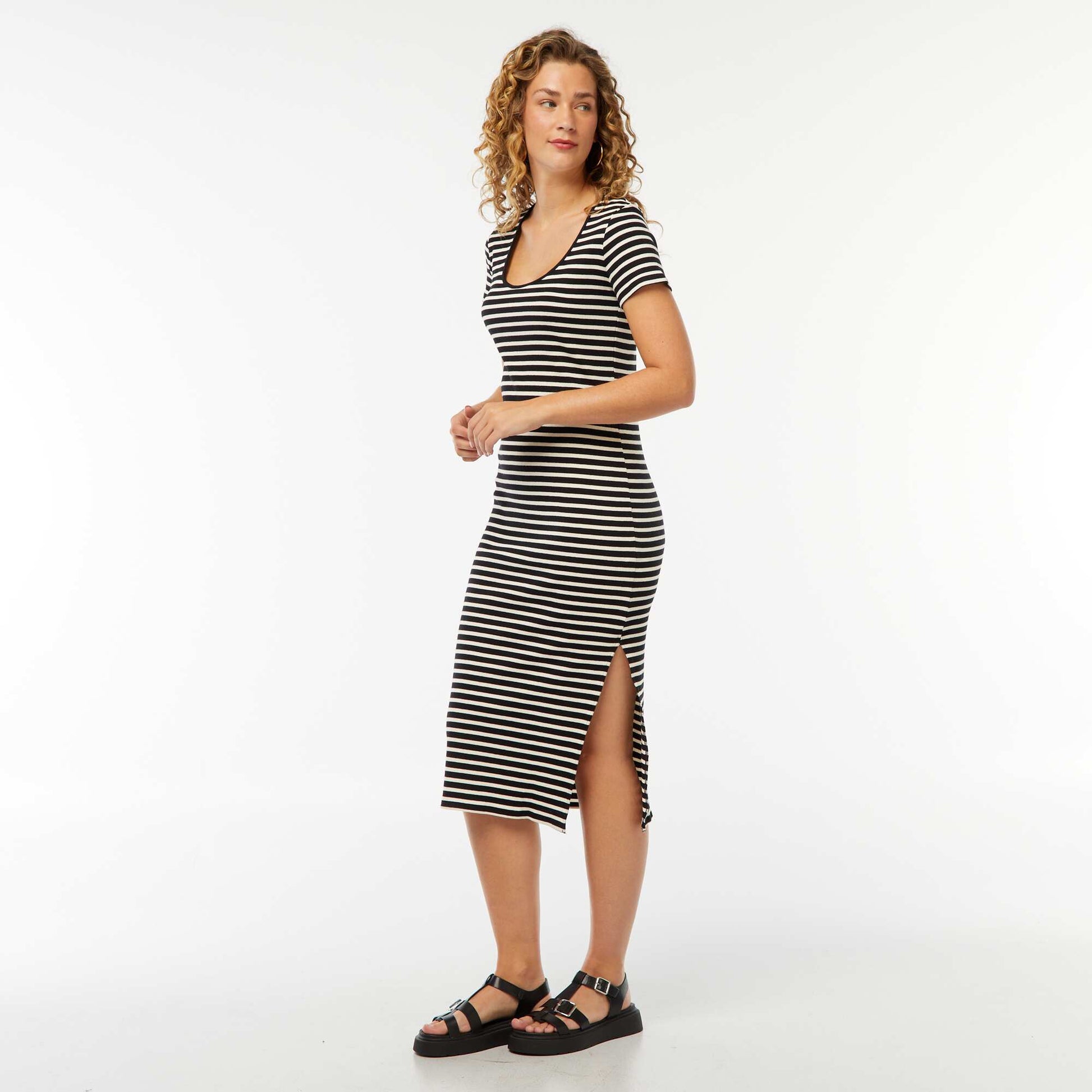 Robe midi à manches courtes avec fente NOIR