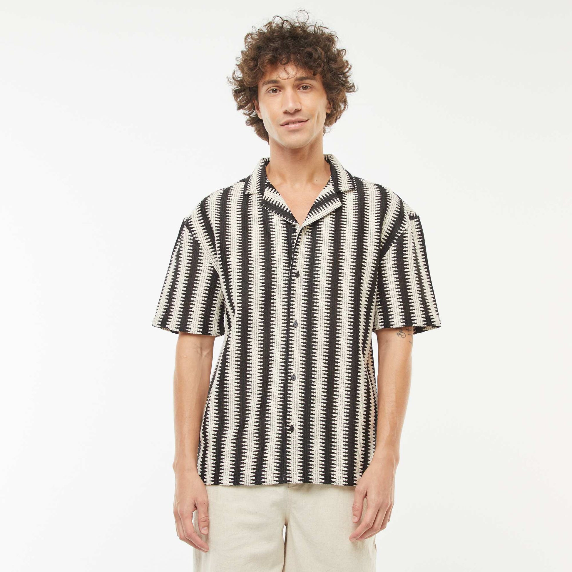 Chemise manches courtes avec motif fantaisie NOIR