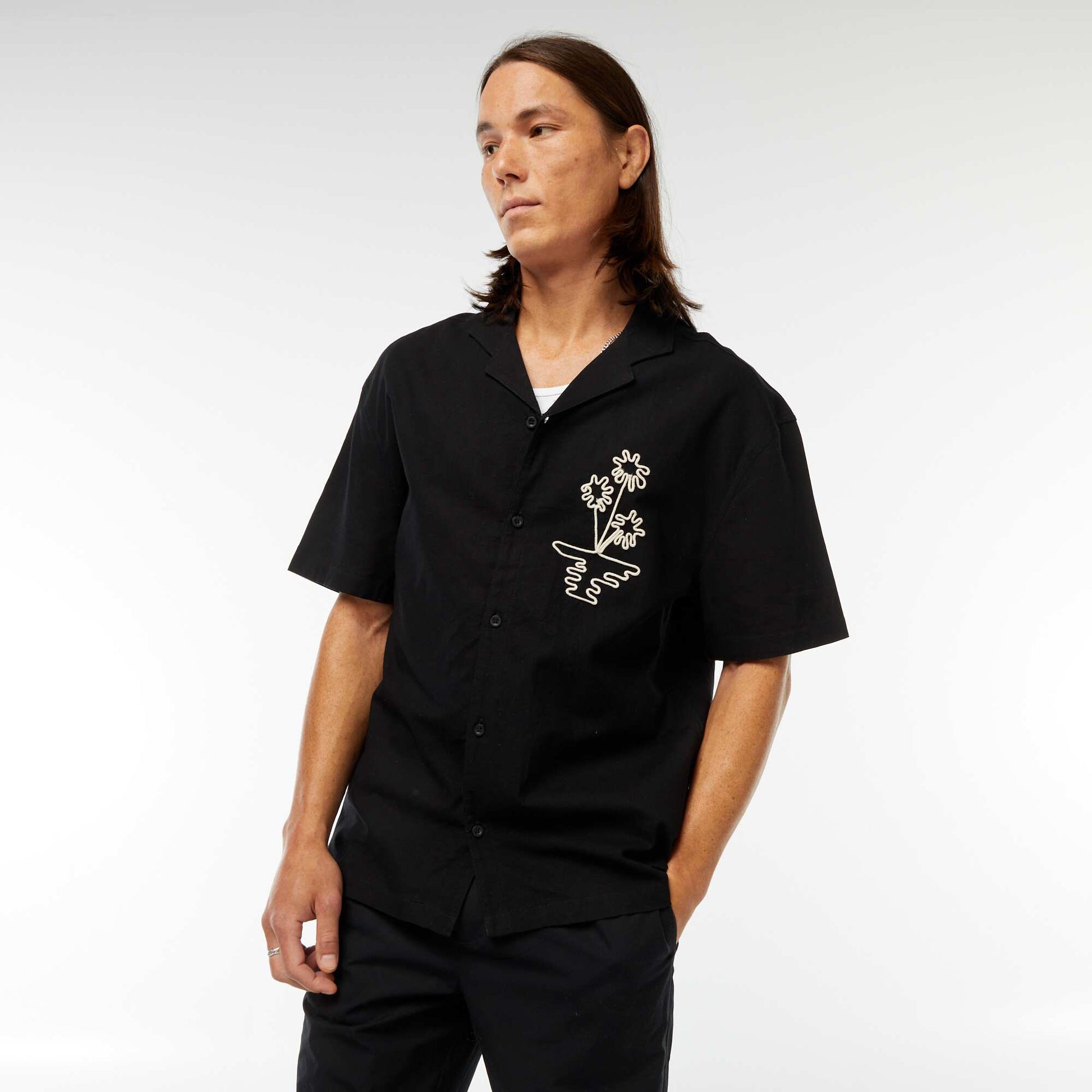Chemise en lin mélangé à manches courtes et avec broderies NOIR
