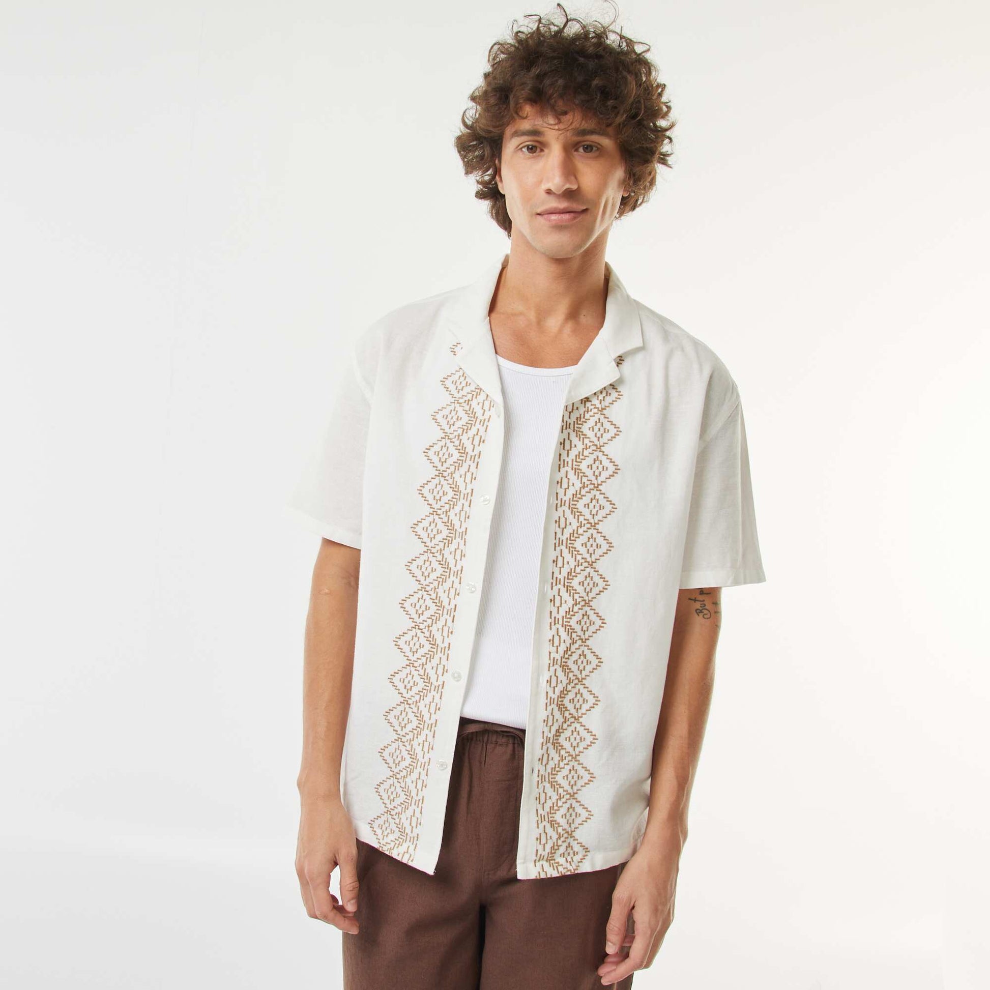Chemise manches courtes en lin mélangé avec broderies BLANC