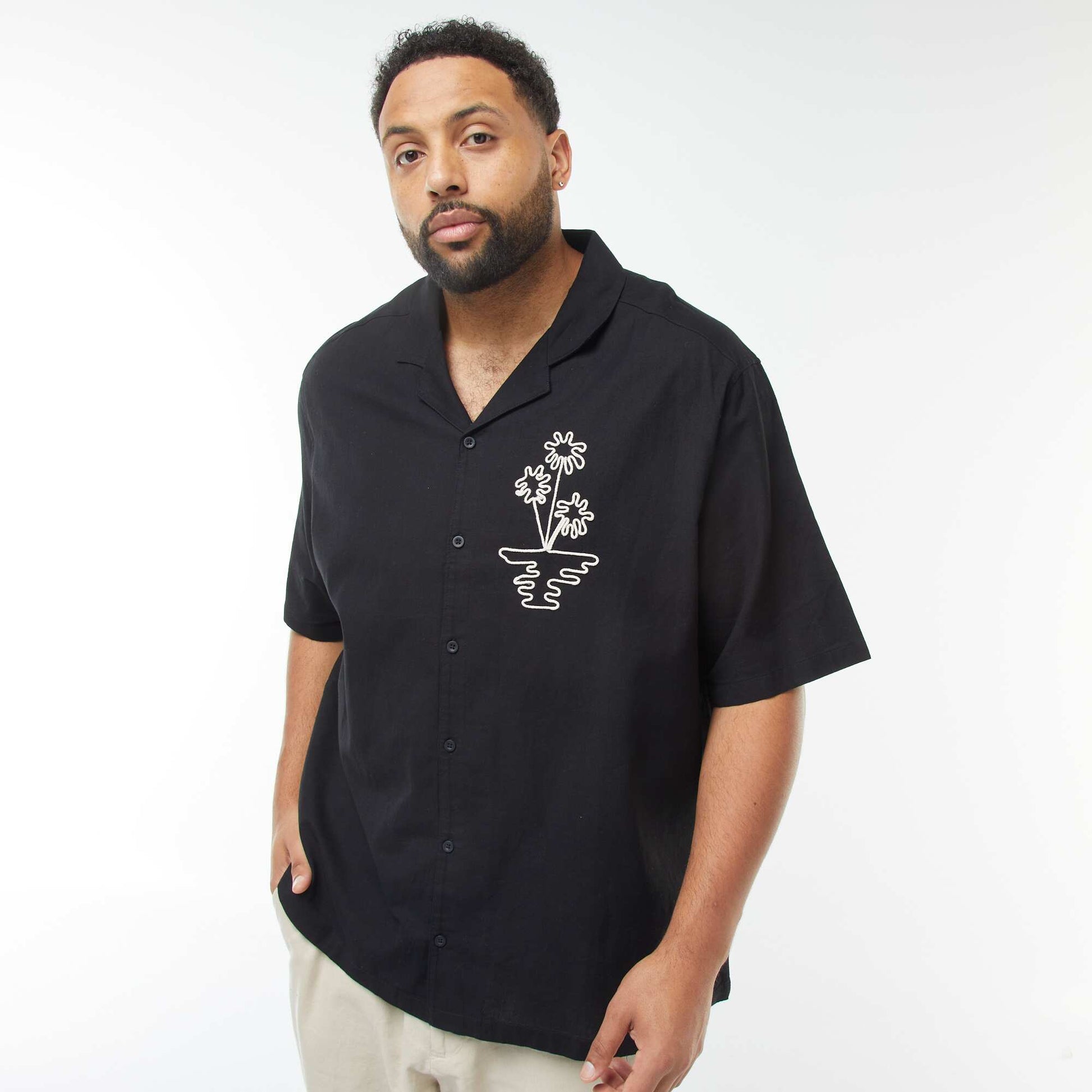 Chemise manches courtes avec broderies fantaisies devant NOIR