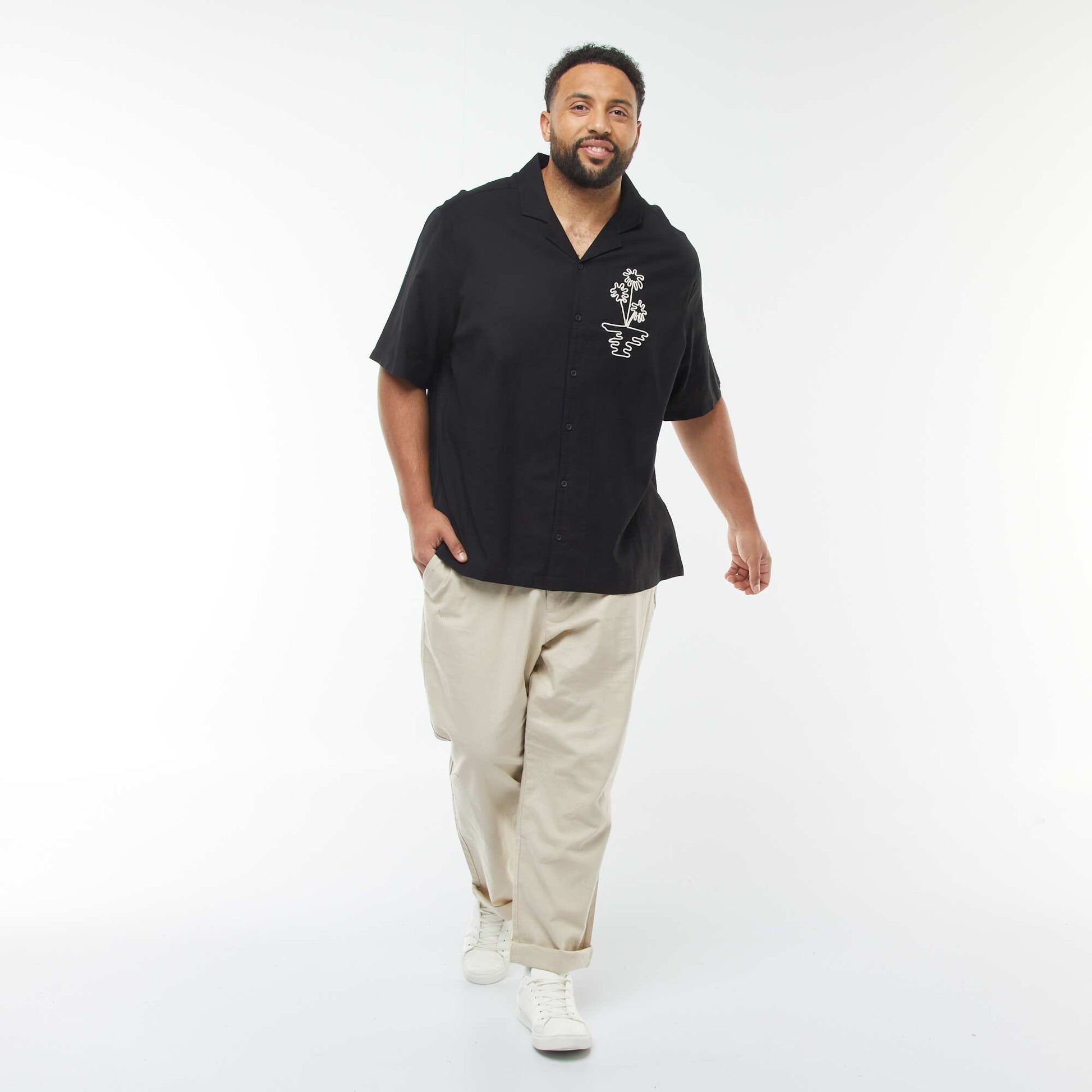Chemise manches courtes avec broderies fantaisies devant NOIR