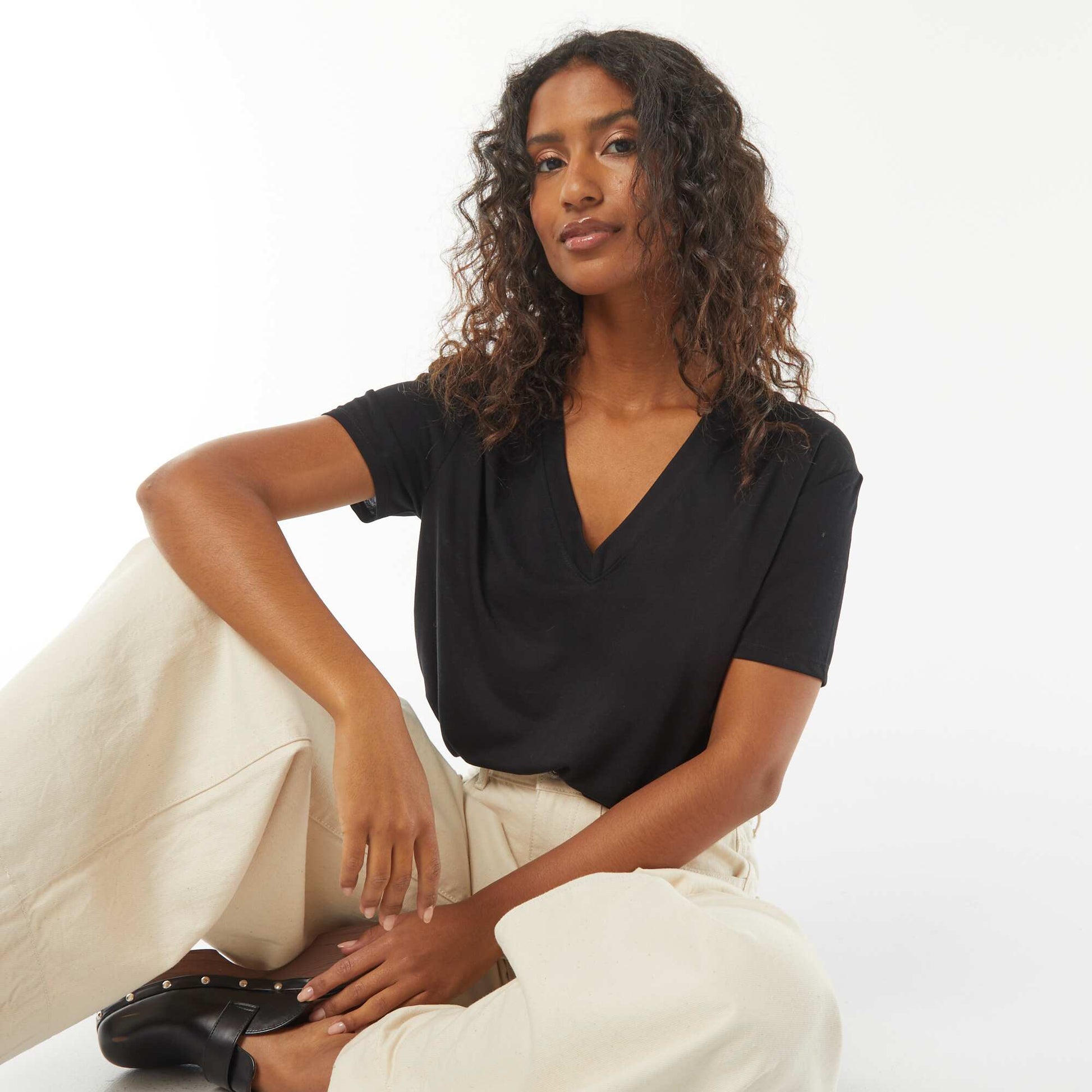 Tee-shirt manches courtes avec encolure en V NOIR