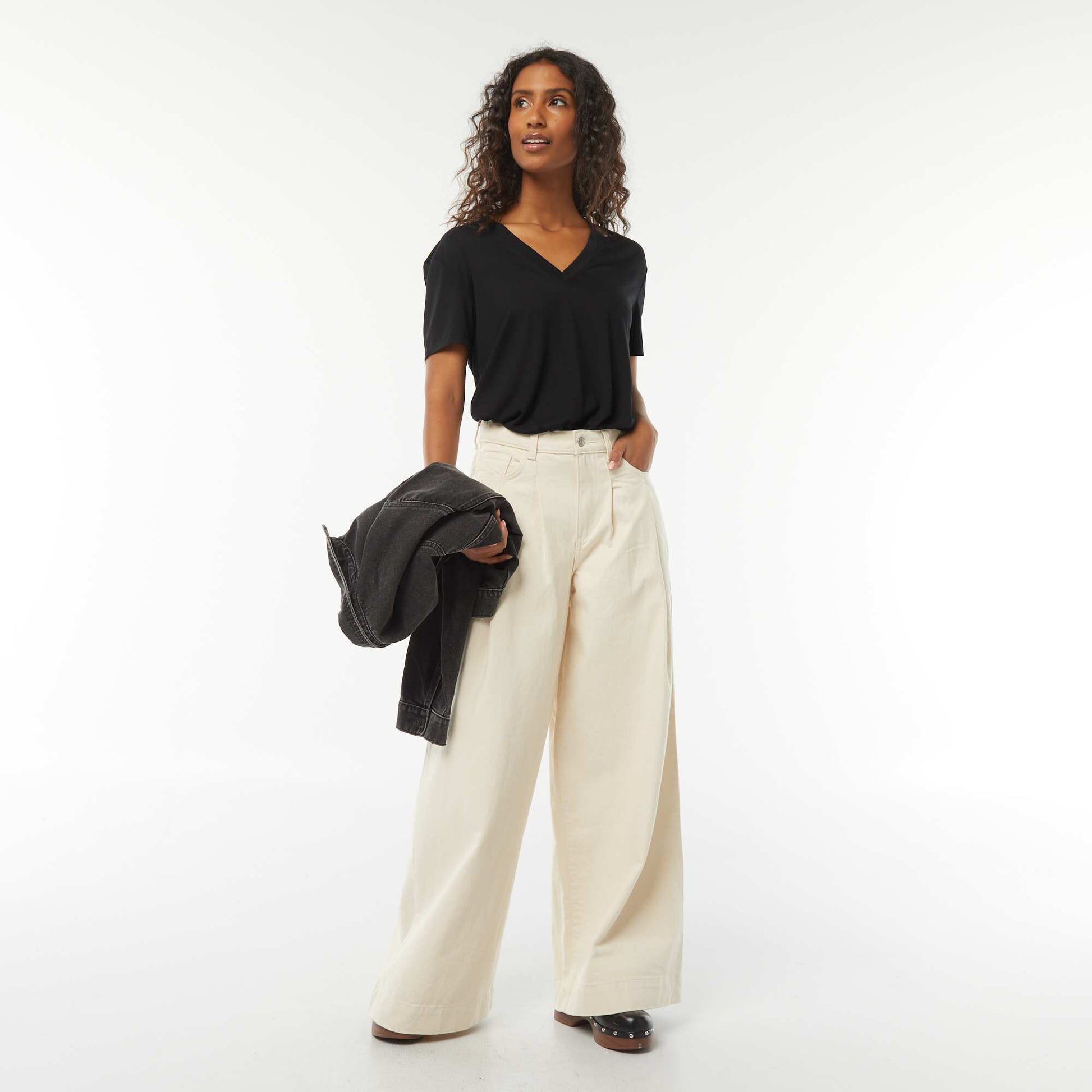 Tee-shirt manches courtes avec encolure en V NOIR