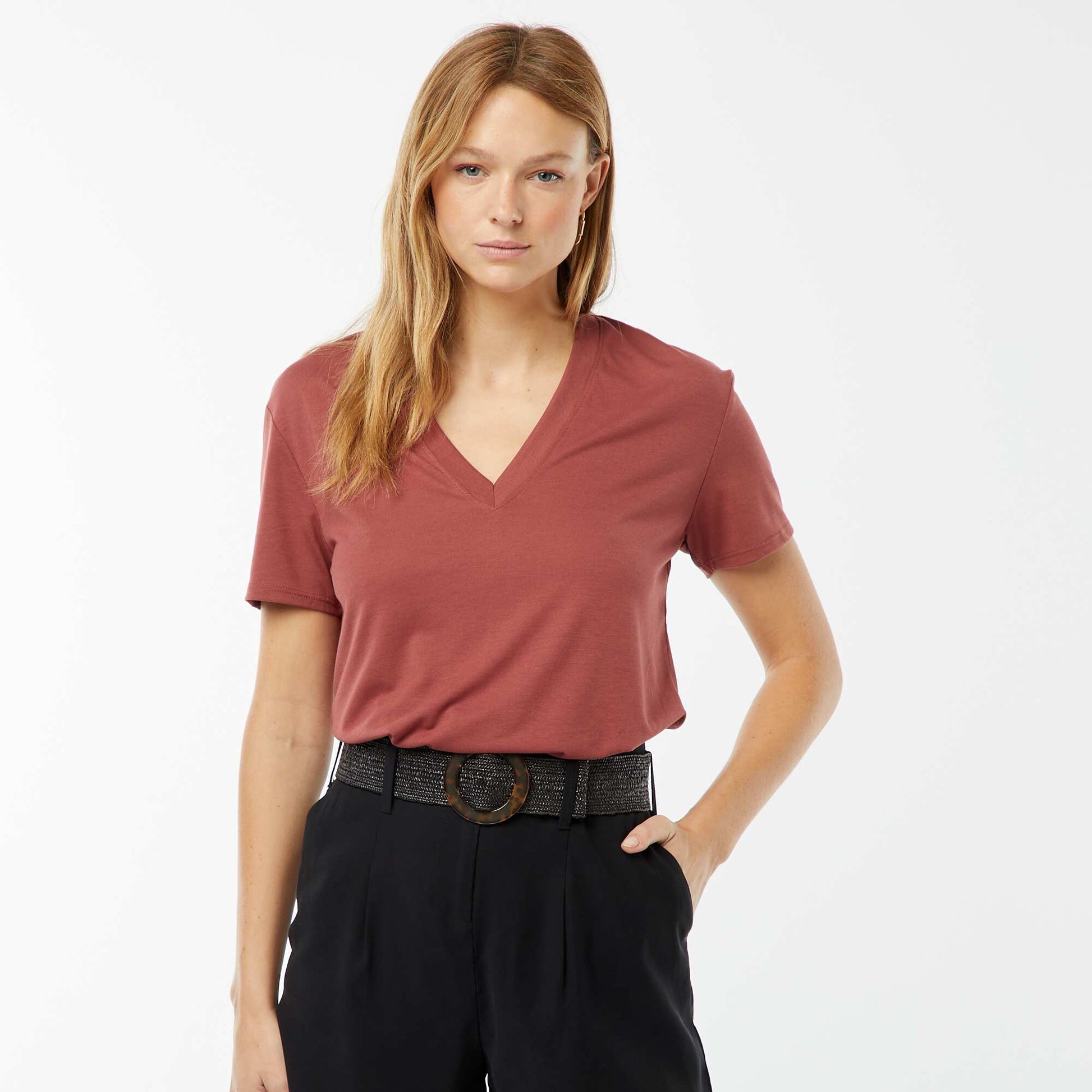 Tee-shirt manches courtes avec encolure en V BRIQUE