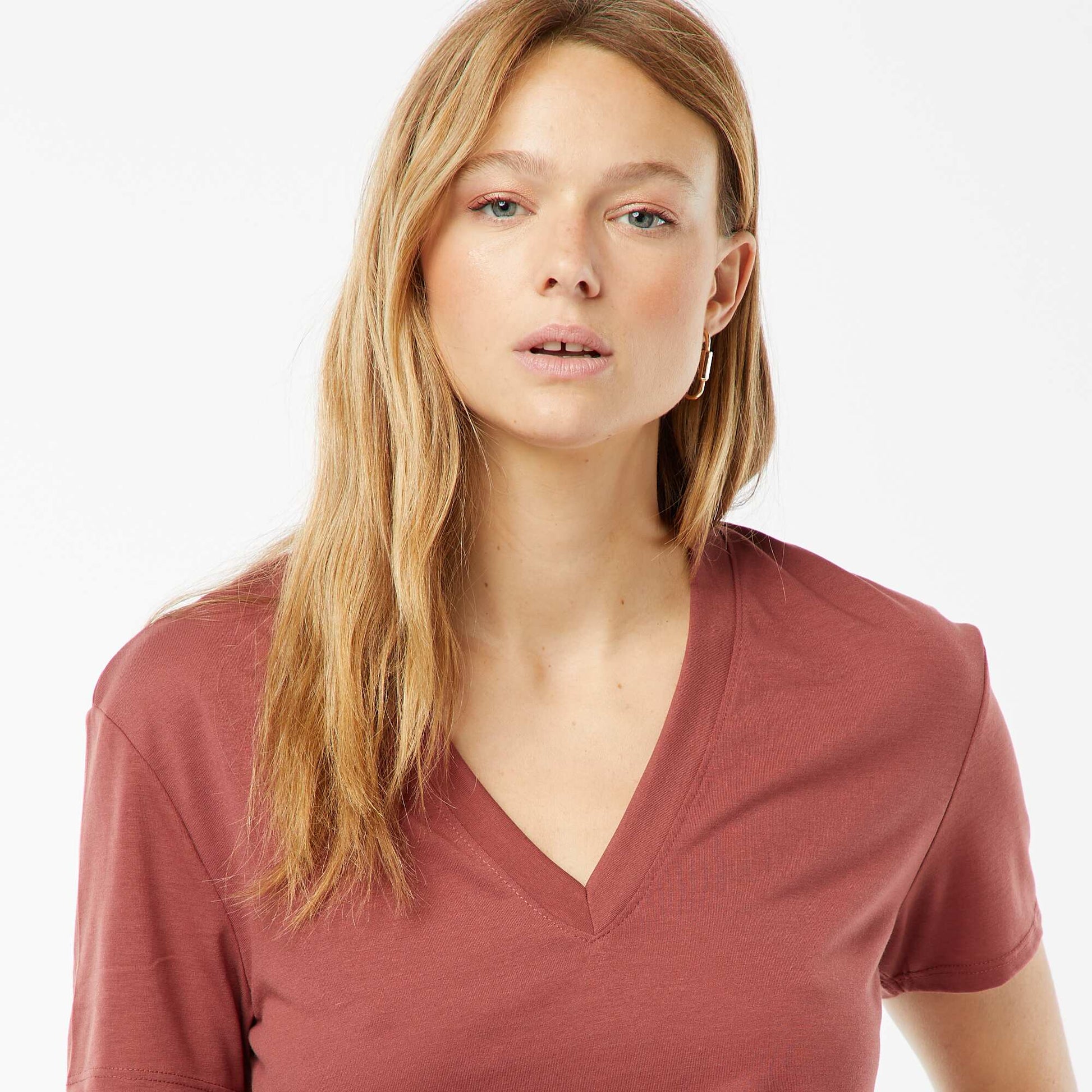 Tee-shirt manches courtes avec encolure en V BRIQUE