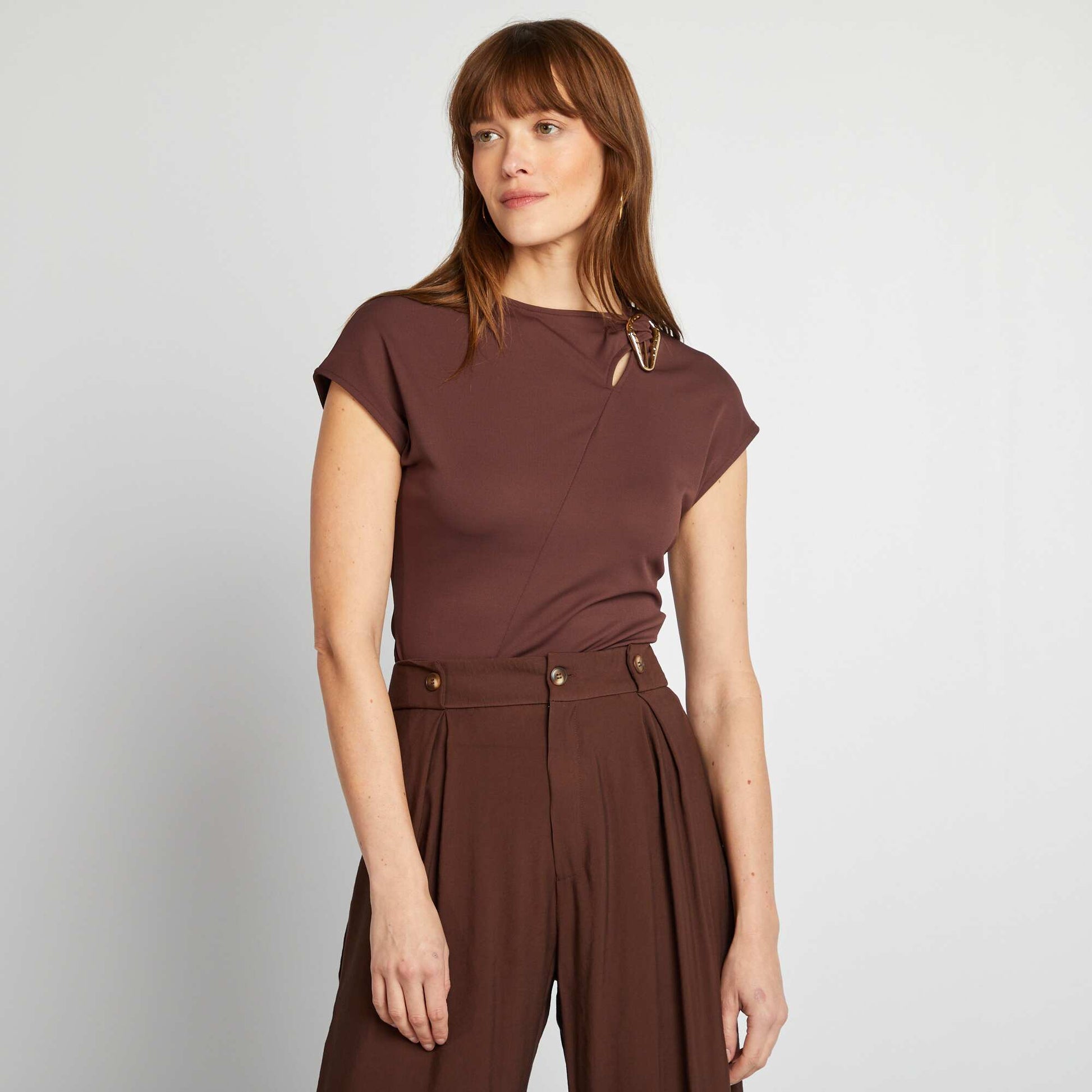 T-shirt satiné avec boucle métallique au col MARRON