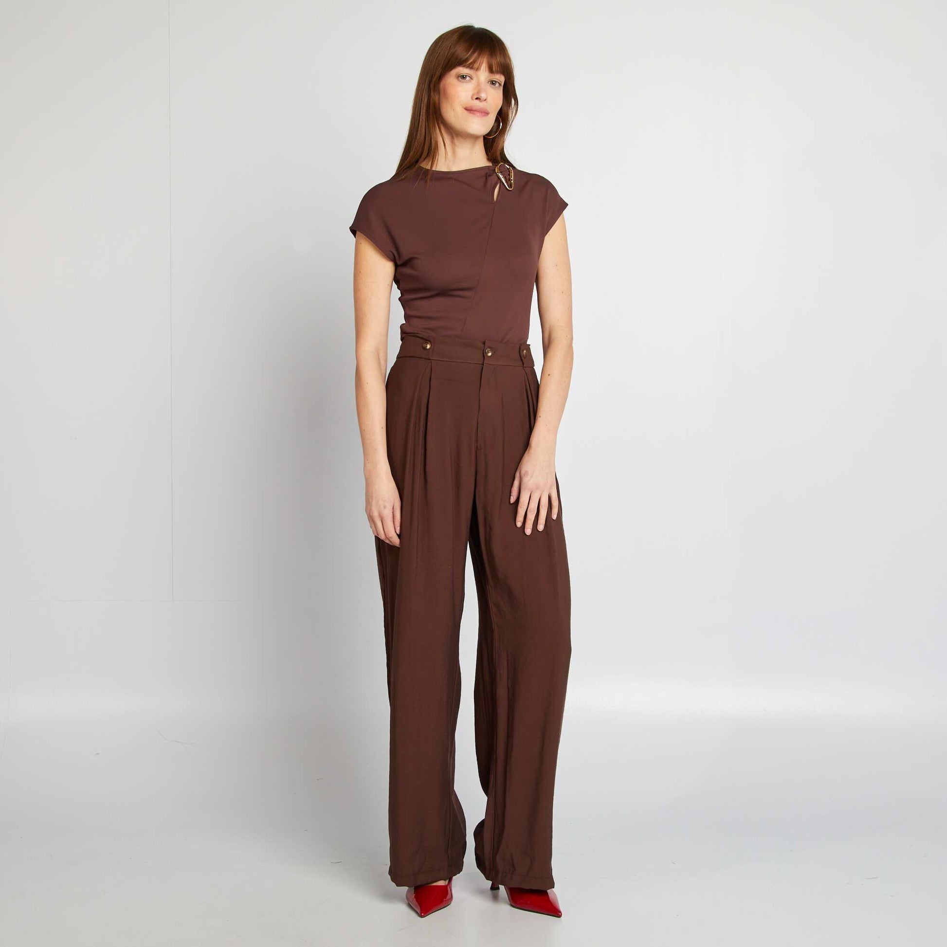 T-shirt satiné avec boucle métallique au col MARRON