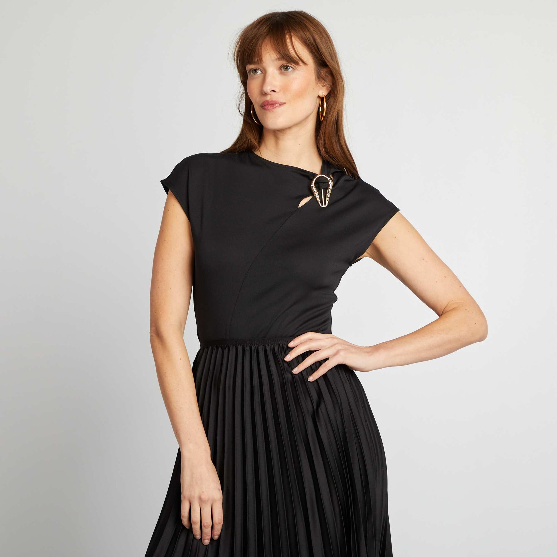 T-shirt satiné avec boucle métallique au col NOIR