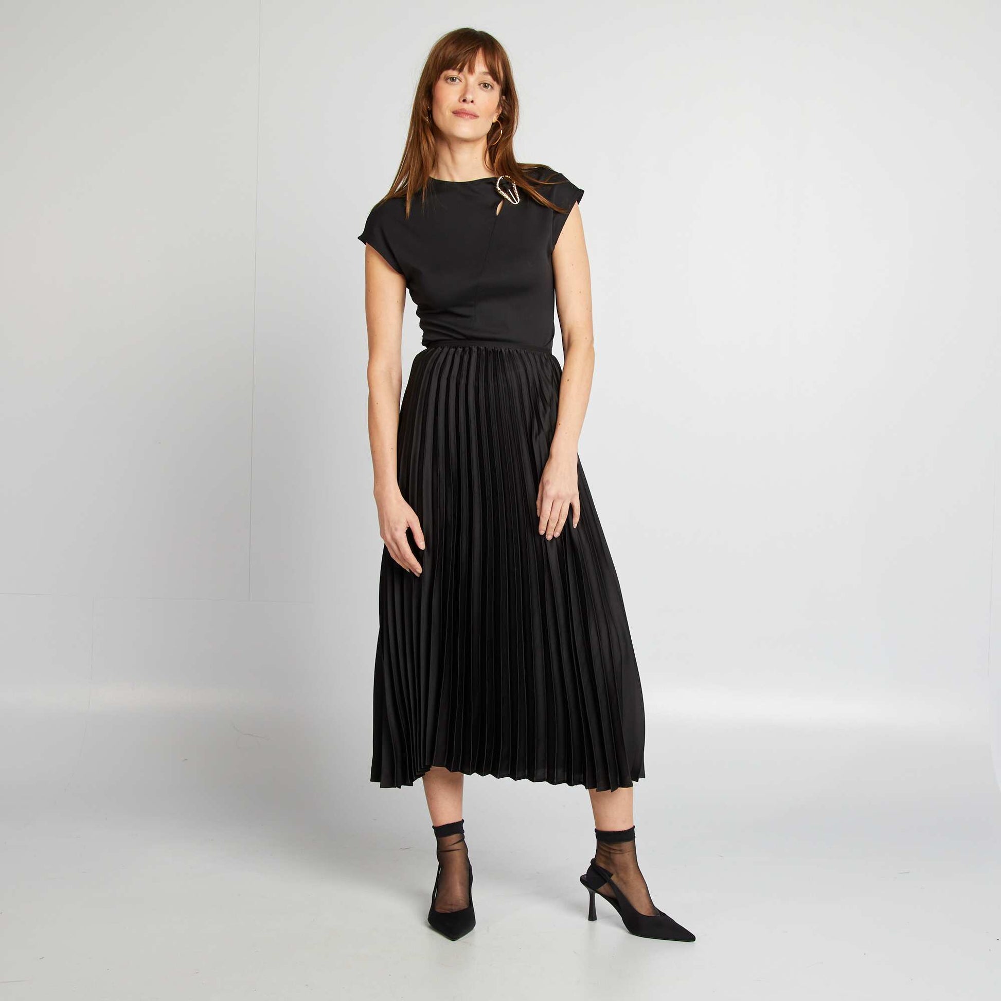 T-shirt satiné avec boucle métallique au col NOIR