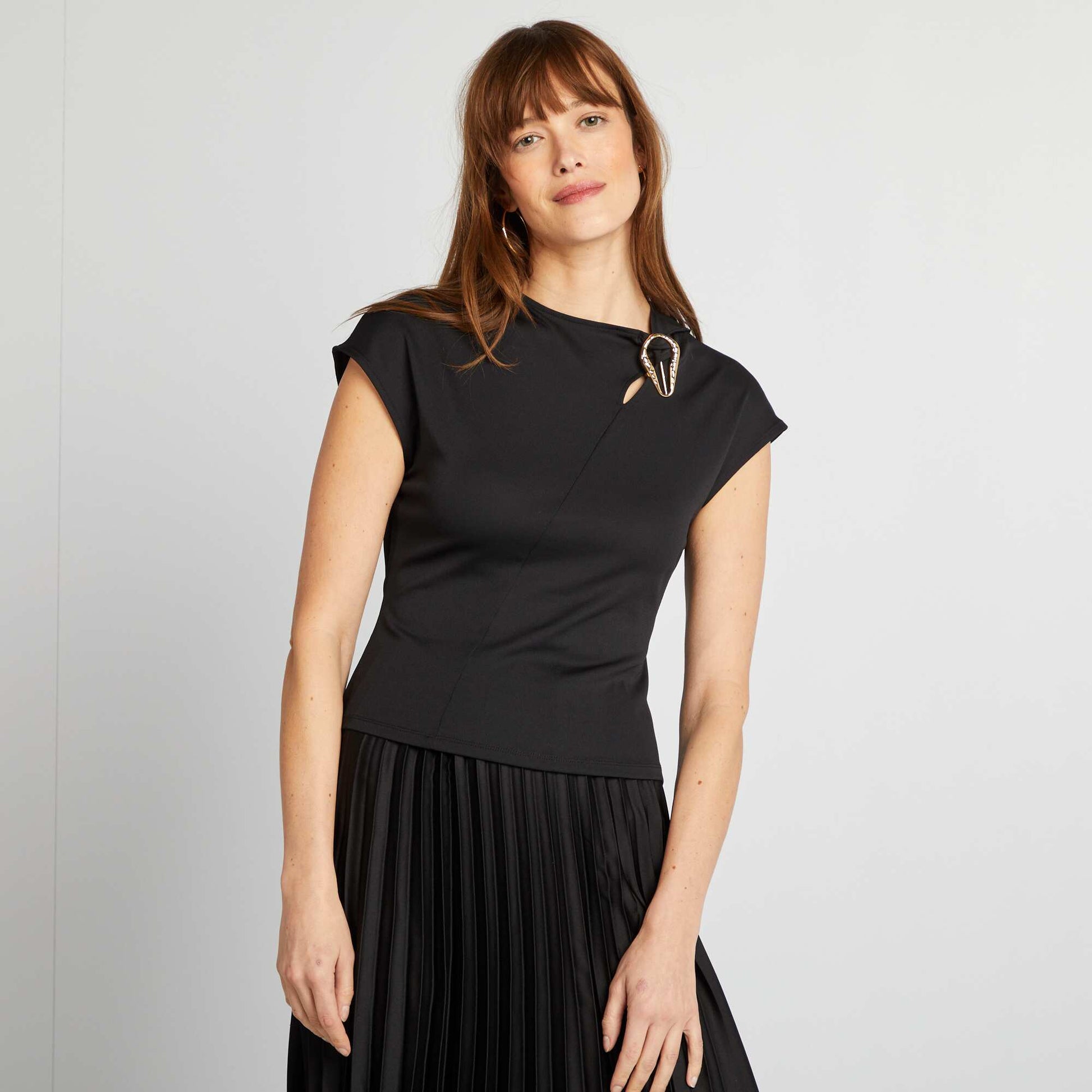 T-shirt satiné avec boucle métallique au col NOIR