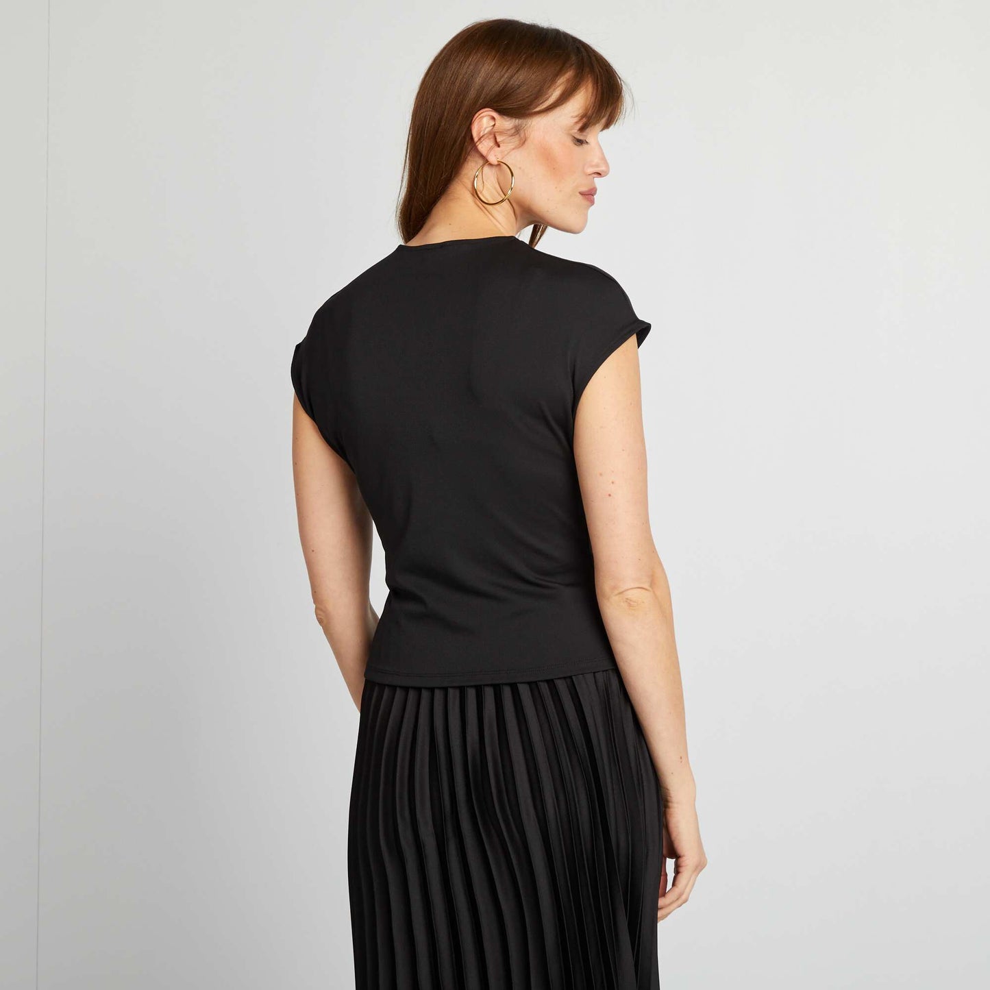 T-shirt satiné avec boucle métallique au col NOIR