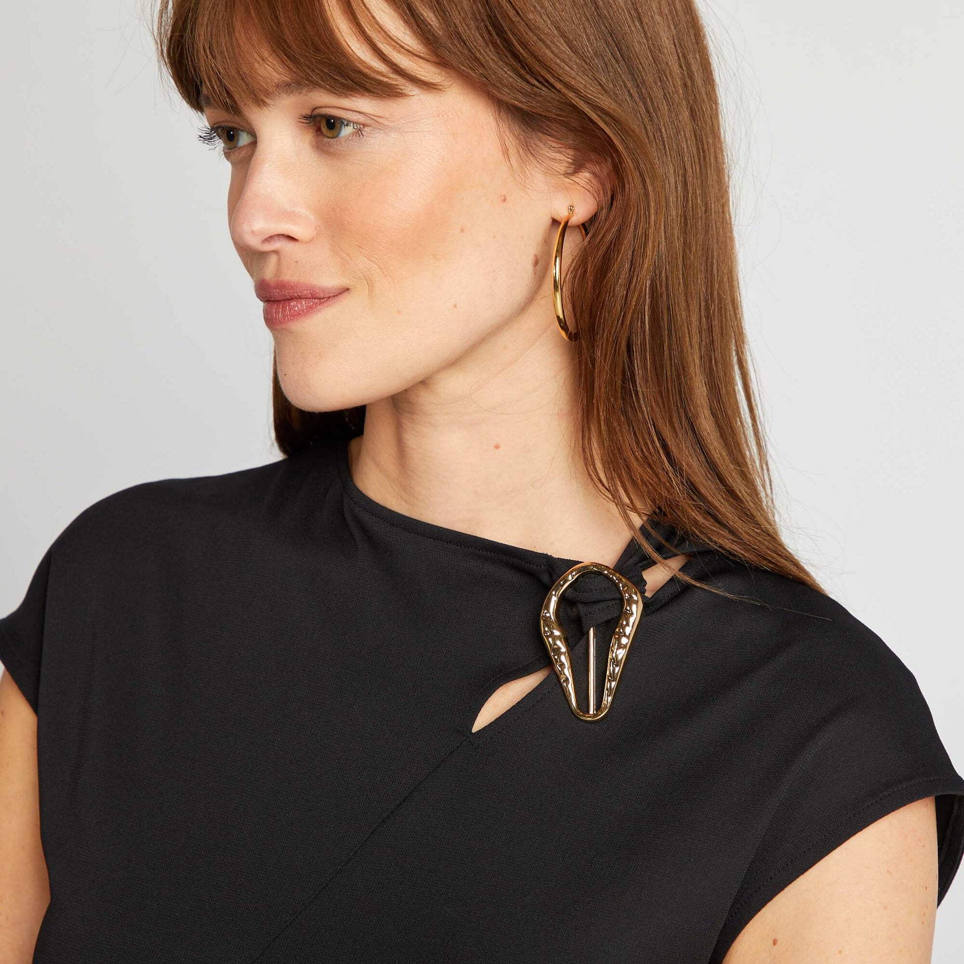 T-shirt satiné avec boucle métallique au col NOIR