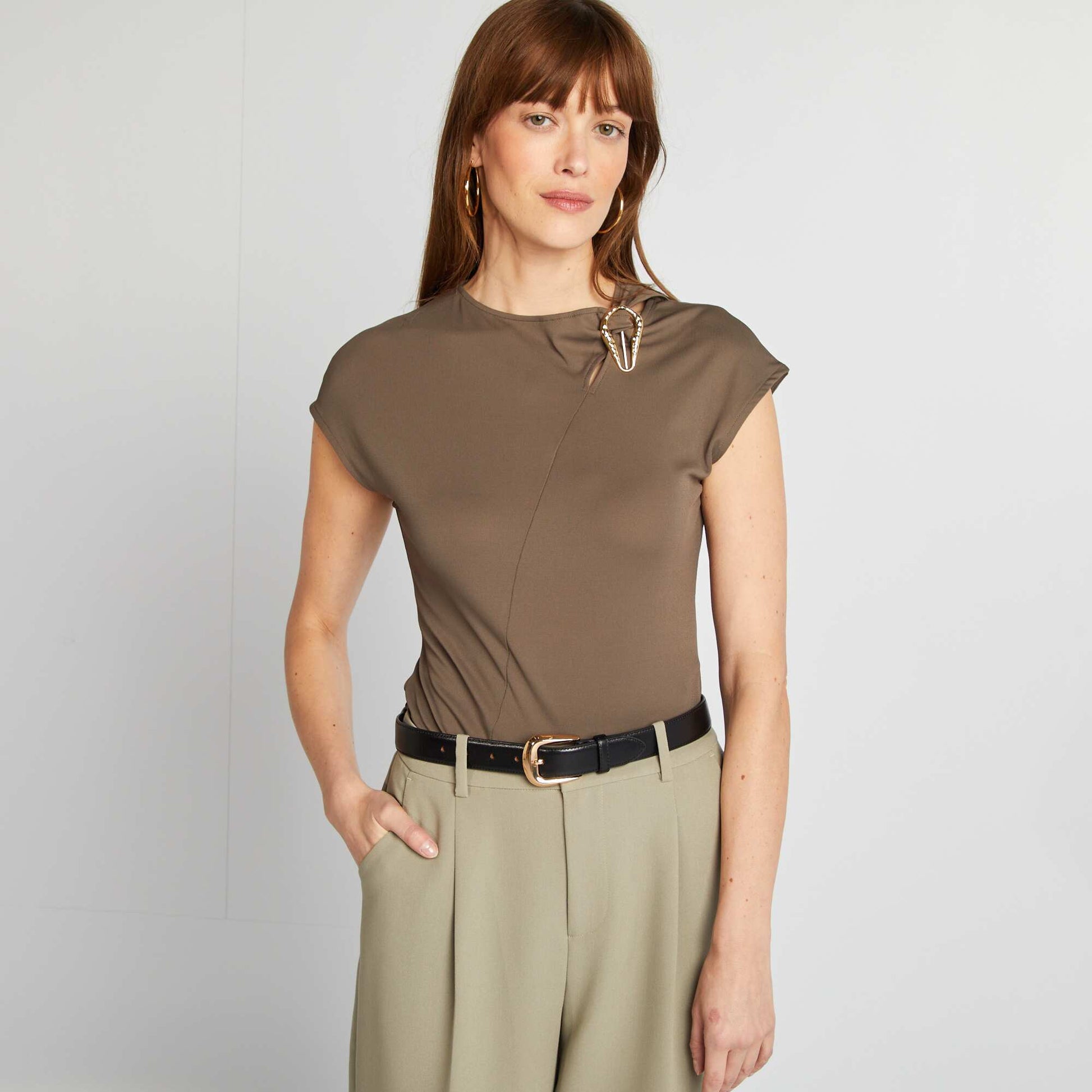 T-shirt satiné avec boucle métallique au col KAKI