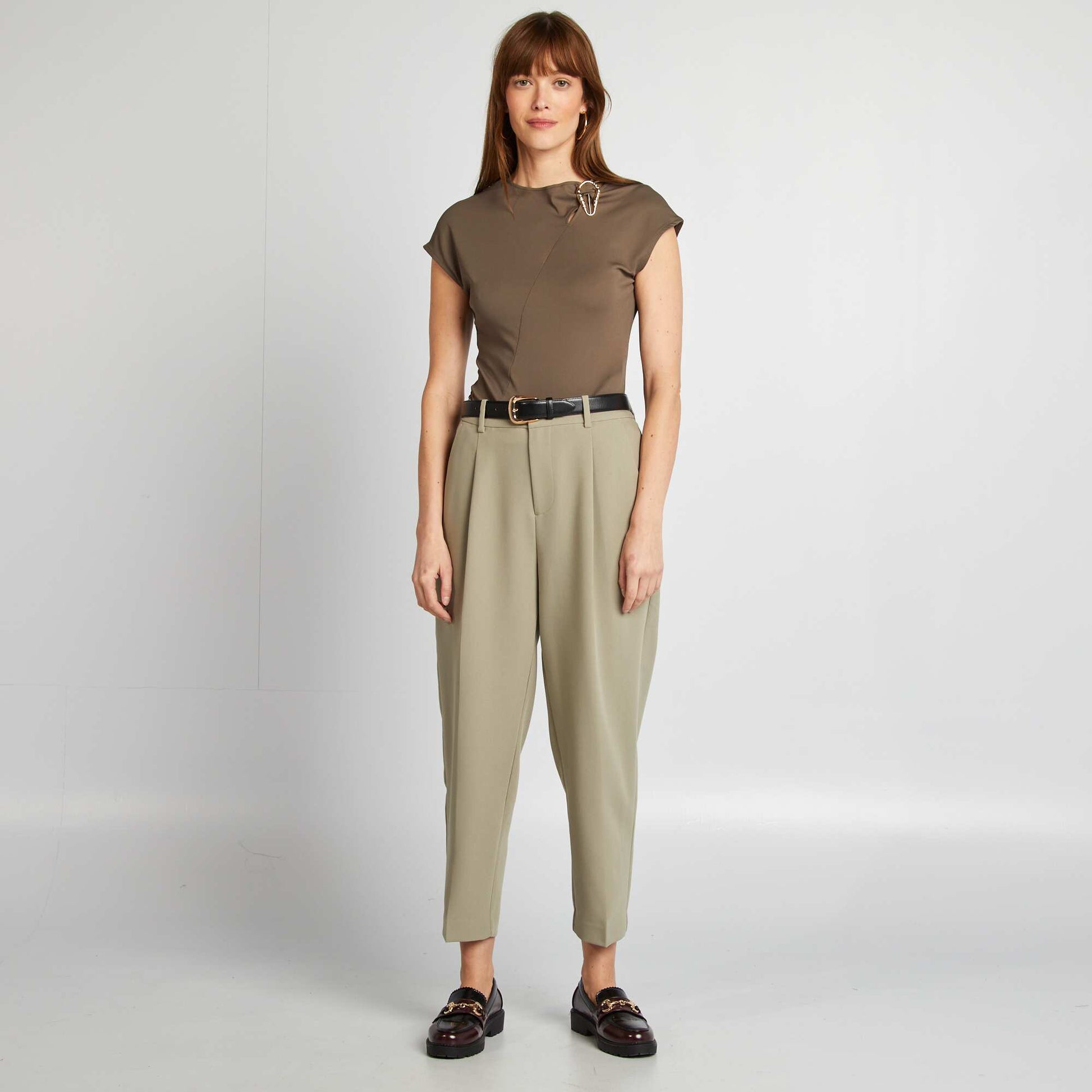 T-shirt satiné avec boucle métallique au col KAKI