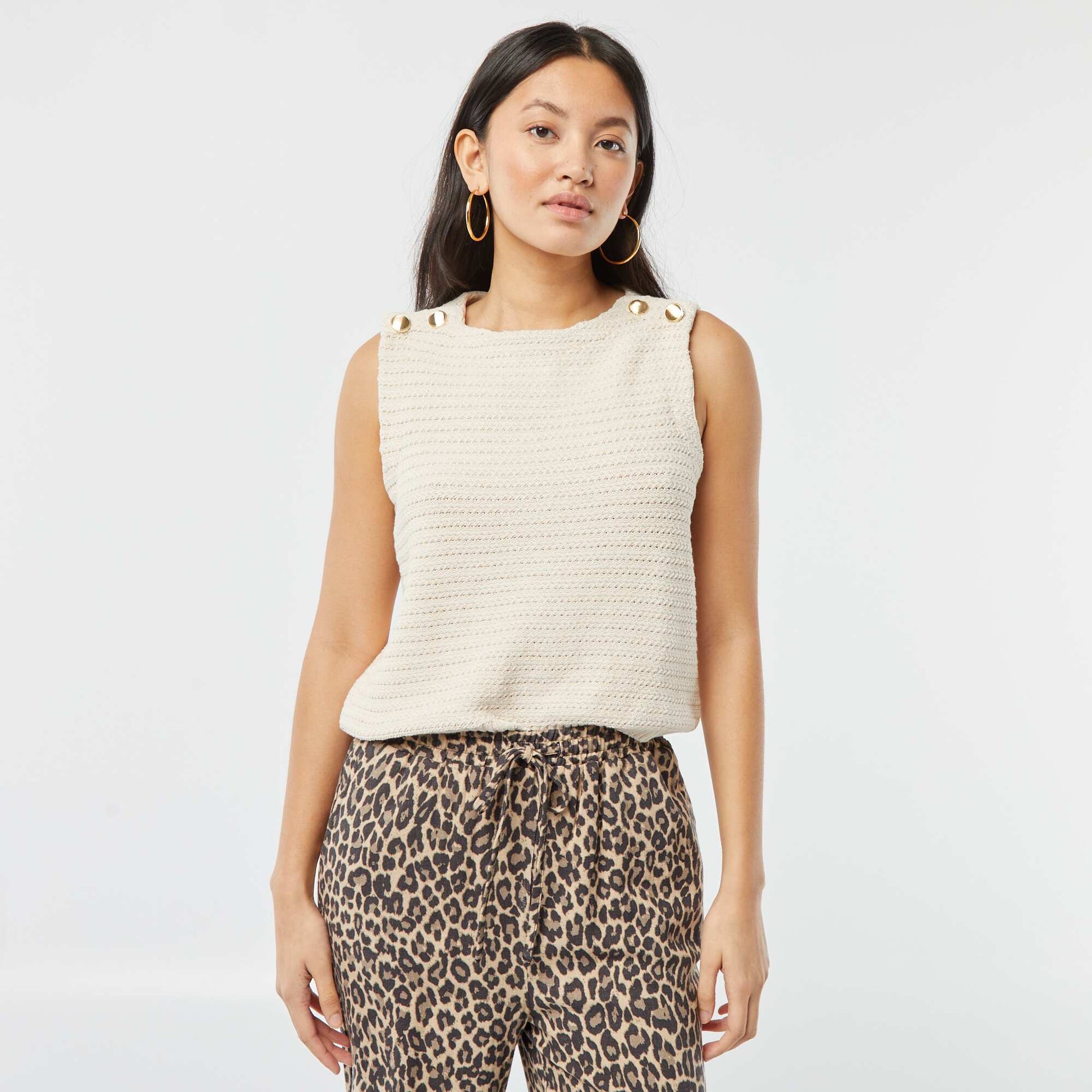 Pull en crochet sans manches avec boutons dorés aux épaules BEIGE