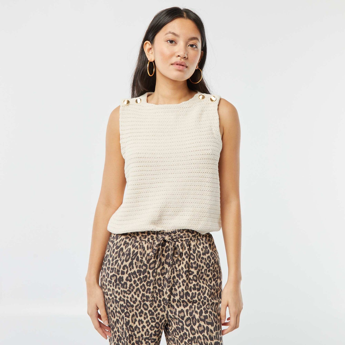 Pull en crochet sans manches avec boutons dorés aux épaules BEIGE